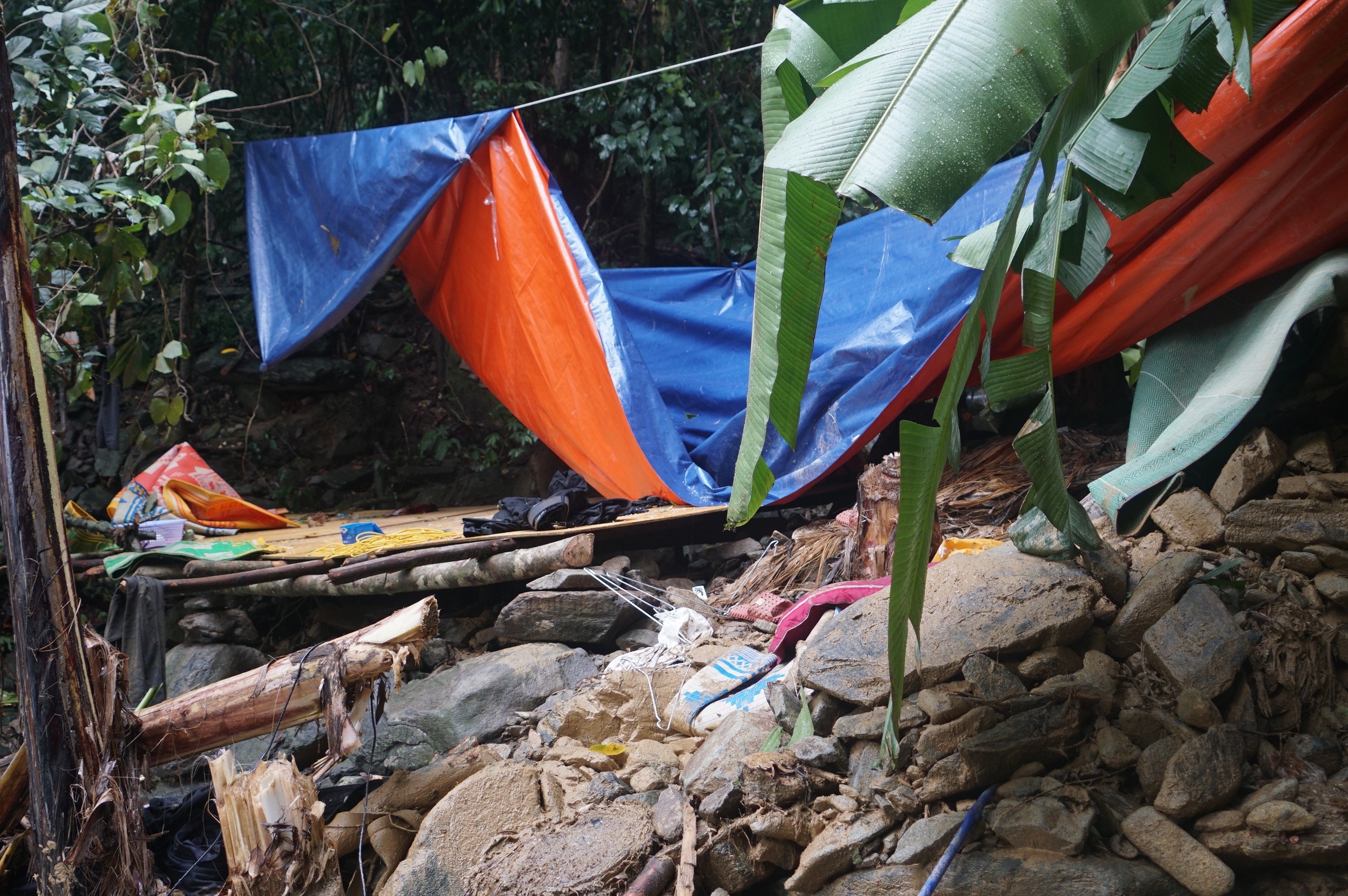 X&oacute;t xa b&agrave;n thờ tạm 3 c&ocirc;ng nh&acirc;n thi c&ocirc;ng đường điện tử vong v&igrave; sạt lở- Ảnh 8.