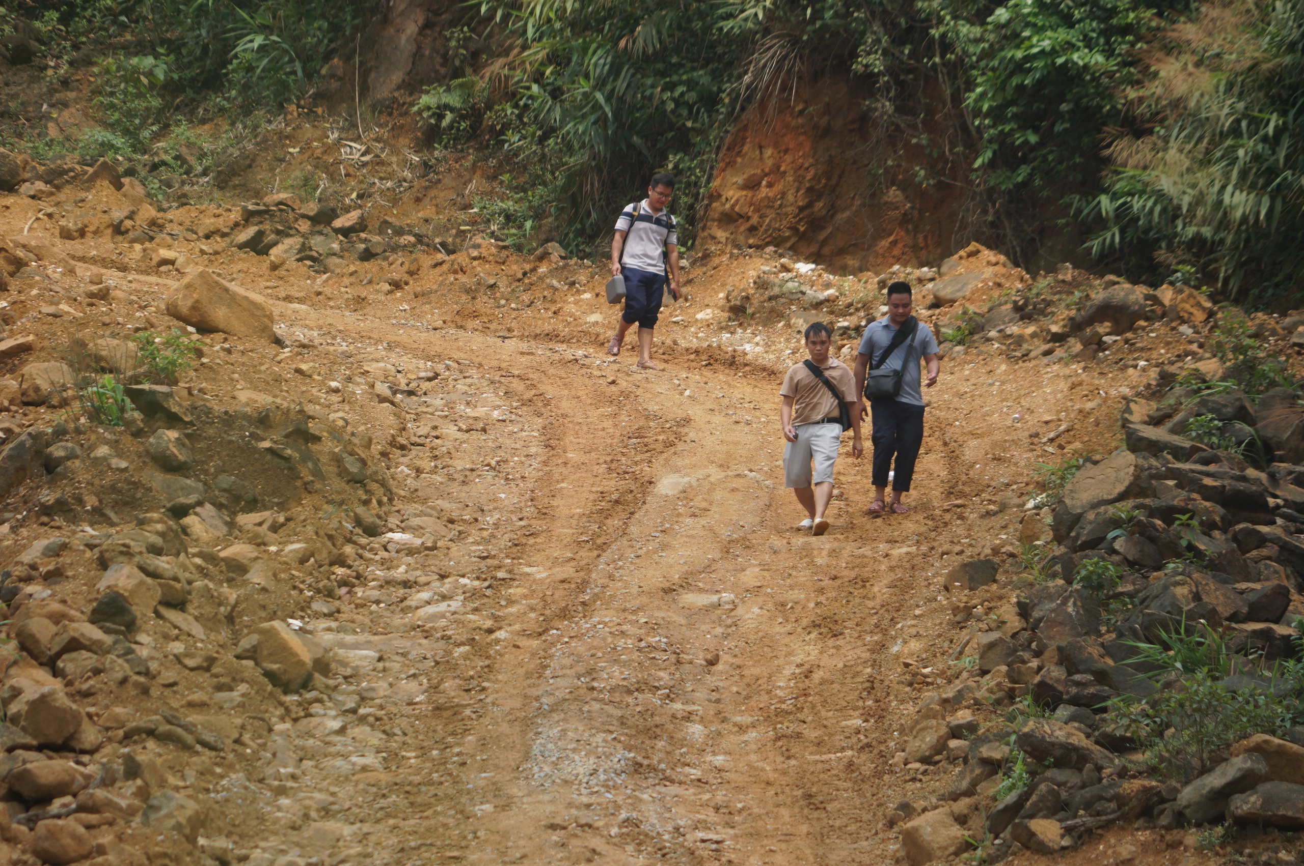 X&oacute;t xa b&agrave;n thờ tạm 3 c&ocirc;ng nh&acirc;n thi c&ocirc;ng đường điện tử vong v&igrave; sạt lở- Ảnh 2.