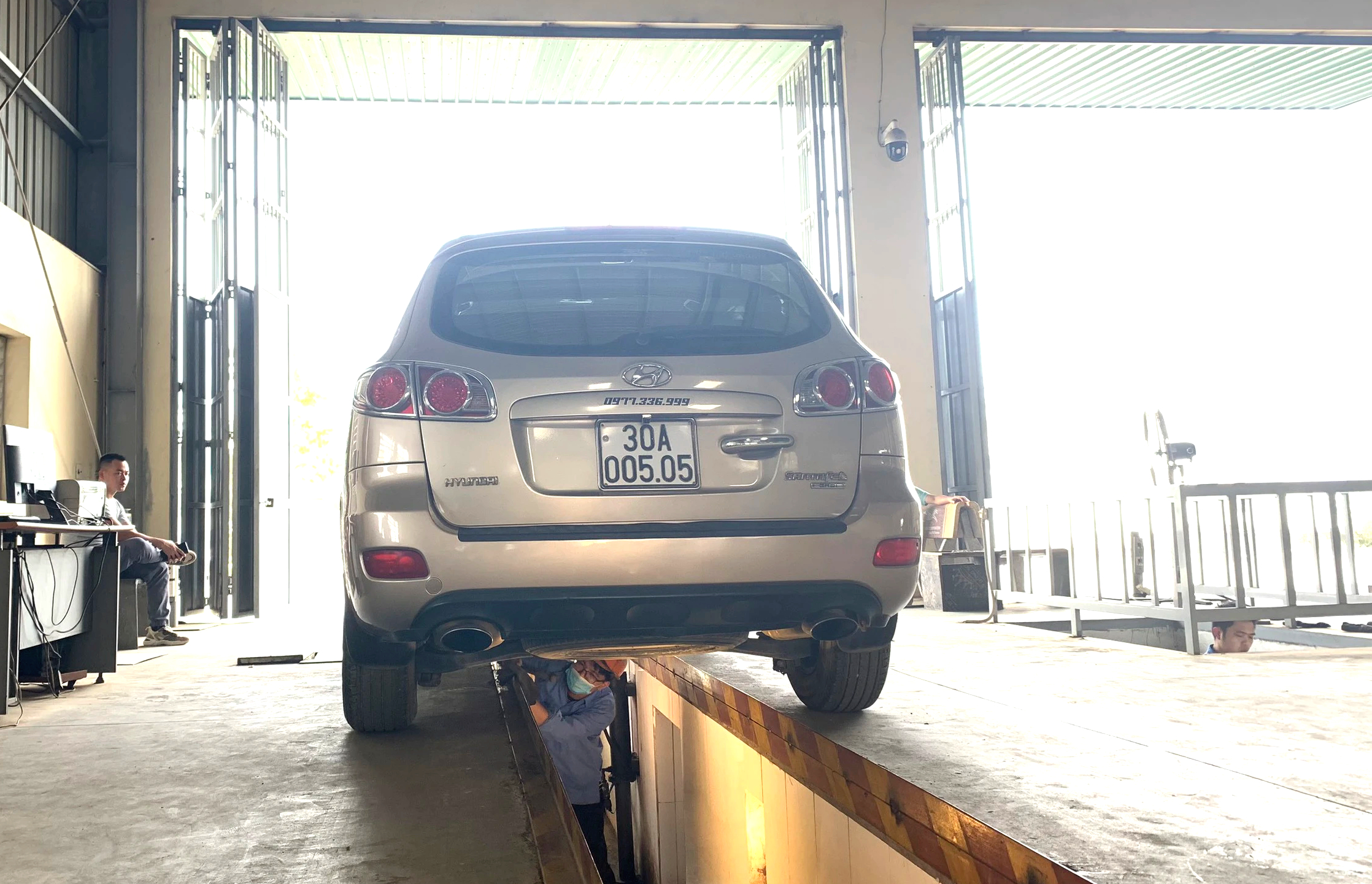 Ho&agrave; B&igrave;nh: Lo ngại trung t&acirc;m đăng kiểm phải đ&oacute;ng cửa, d&acirc;n đổ x&ocirc; đi kiểm định- Ảnh 6.