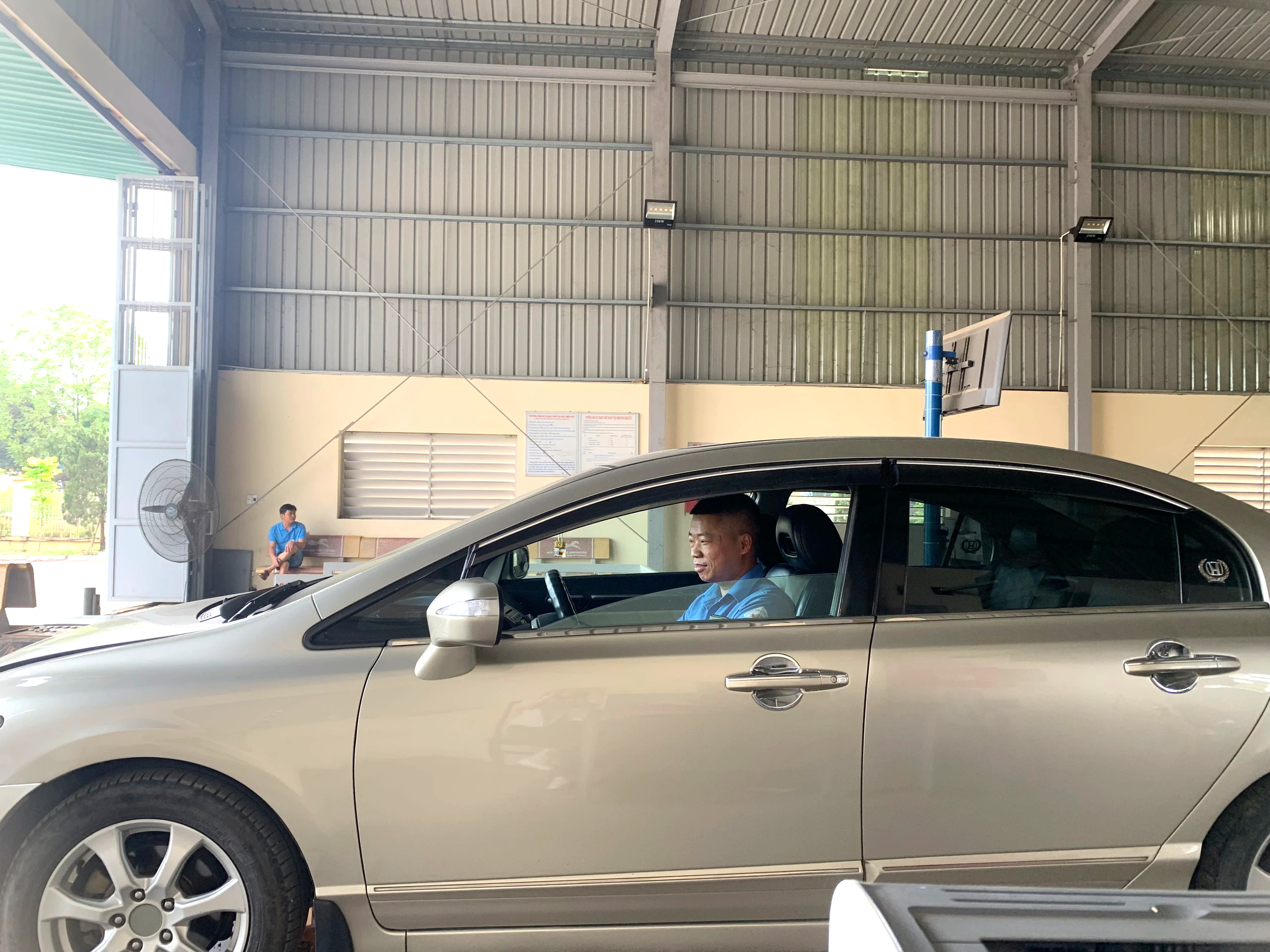 Ho&agrave; B&igrave;nh: Lo ngại trung t&acirc;m đăng kiểm phải đ&oacute;ng cửa, d&acirc;n đổ x&ocirc; đi kiểm định- Ảnh 11.