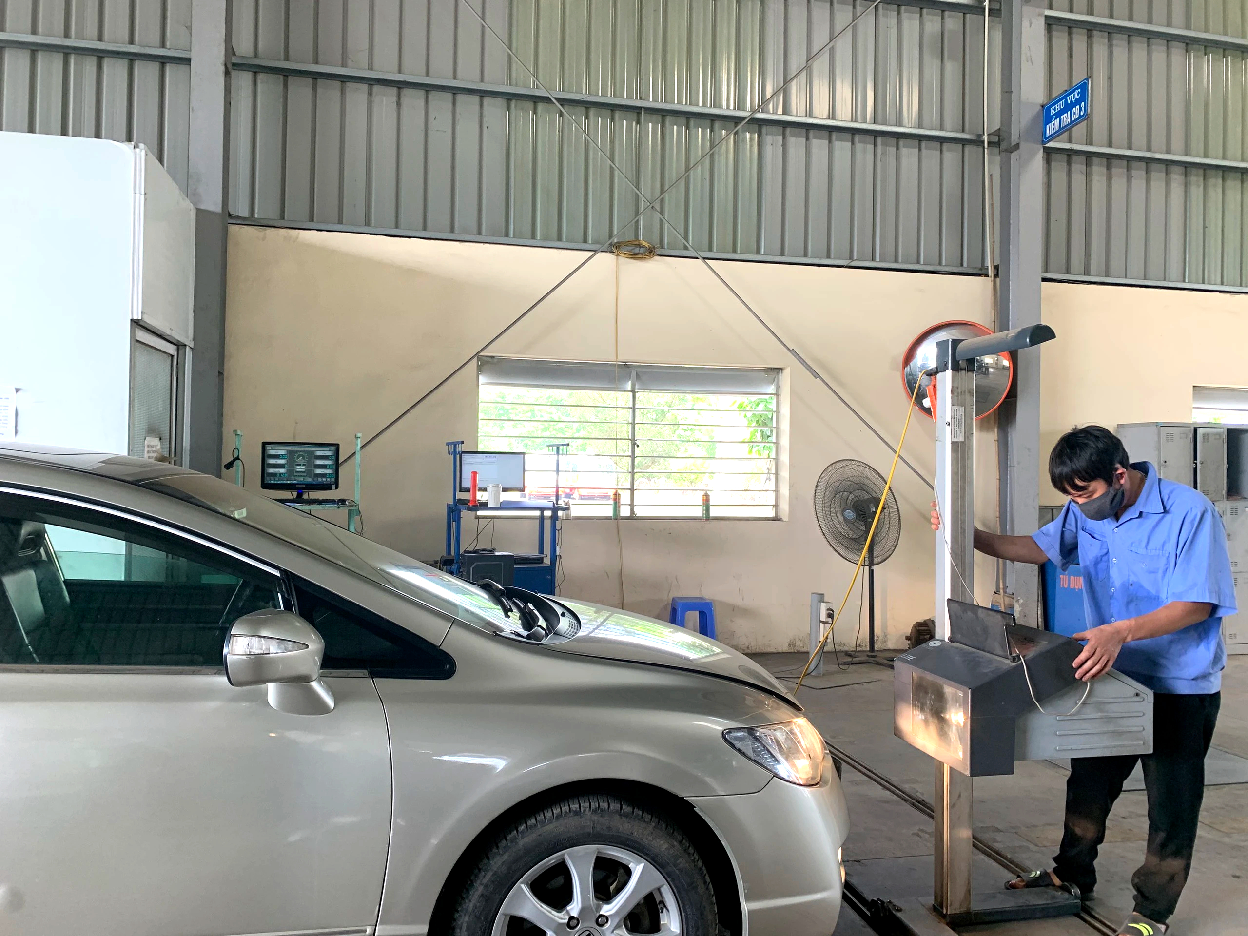 Ho&agrave; B&igrave;nh: Lo ngại trung t&acirc;m đăng kiểm phải đ&oacute;ng cửa, d&acirc;n đổ x&ocirc; đi kiểm định- Ảnh 9.