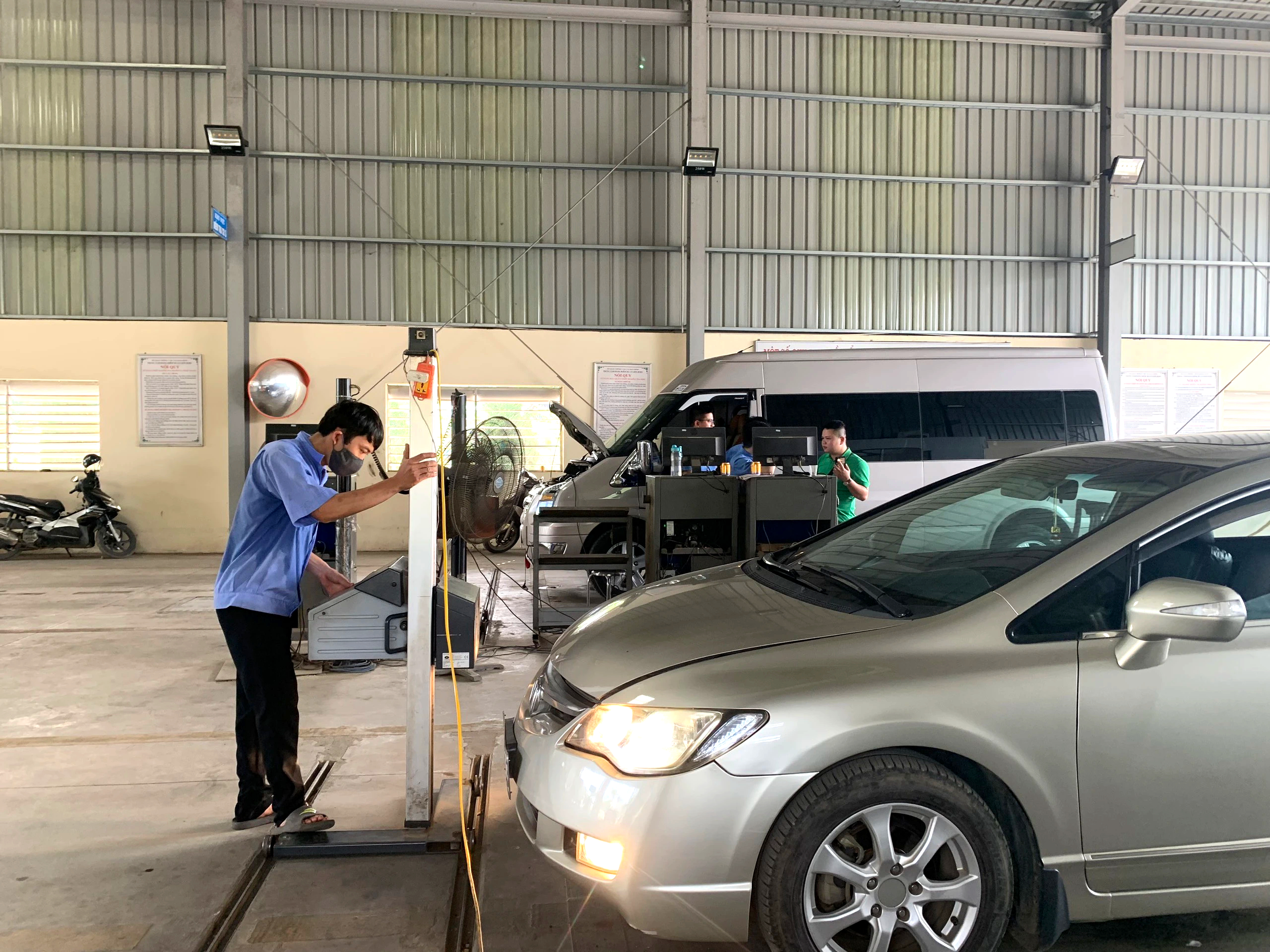 Ho&agrave; B&igrave;nh: Lo ngại trung t&acirc;m đăng kiểm phải đ&oacute;ng cửa, d&acirc;n đổ x&ocirc; đi kiểm định- Ảnh 4.