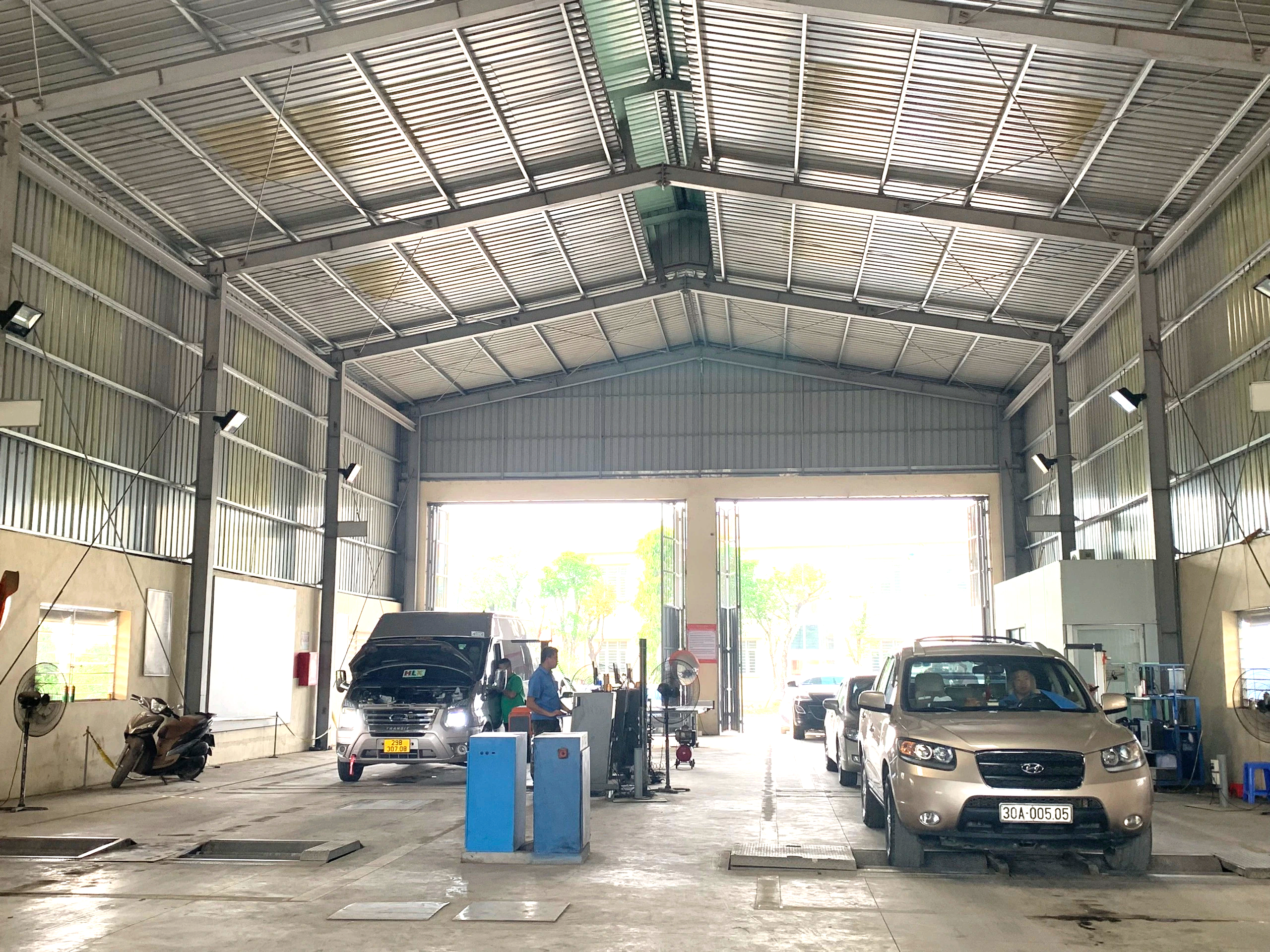 Ho&agrave; B&igrave;nh: Lo ngại trung t&acirc;m đăng kiểm phải đ&oacute;ng cửa, d&acirc;n đổ x&ocirc; đi kiểm định- Ảnh 2.