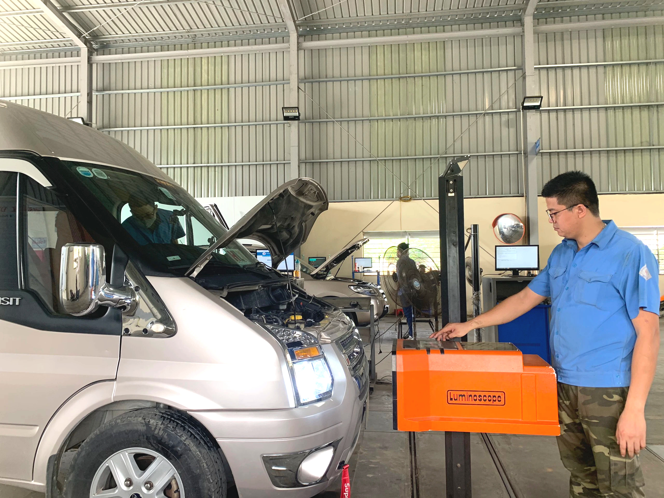 Ho&agrave; B&igrave;nh: Lo ngại trung t&acirc;m đăng kiểm phải đ&oacute;ng cửa, d&acirc;n đổ x&ocirc; đi kiểm định- Ảnh 10.