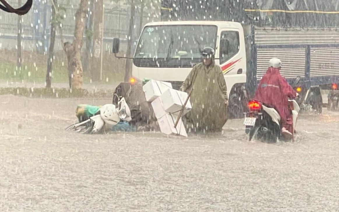 Mưa giải nhiệt g&acirc;y ngập nhiều tuyến đường ở Đồng Nai