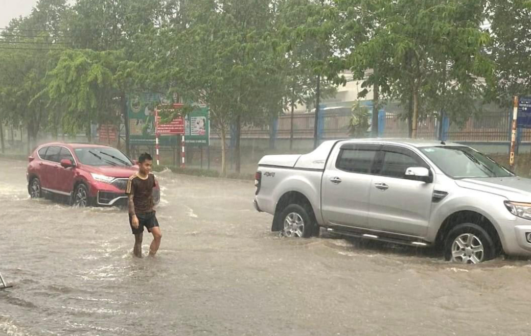 Mưa giải nhiệt g&acirc;y ngập nhiều tuyến đường ở Đồng Nai- Ảnh 4.