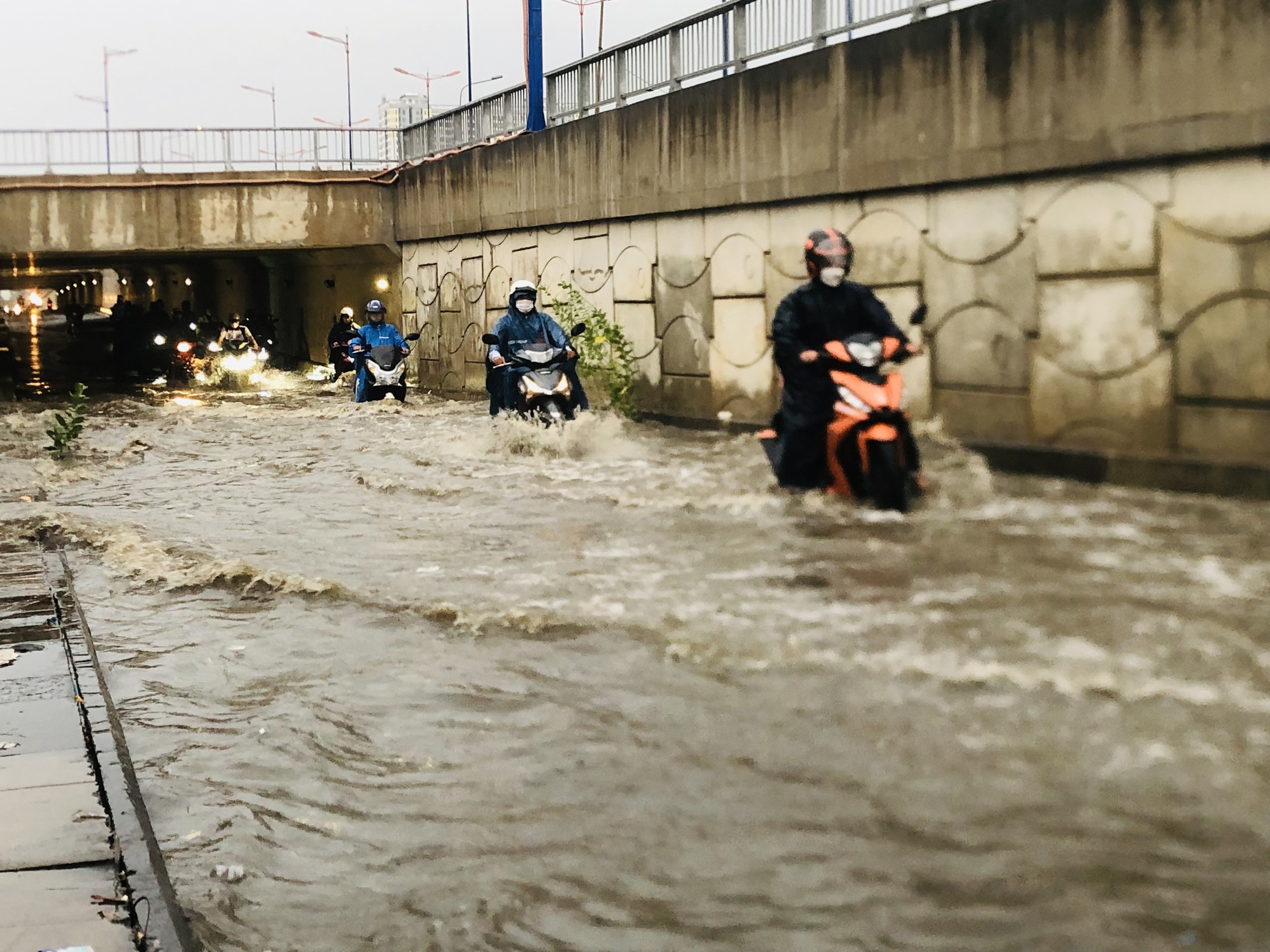 TP.HCM c&ograve;n 18 tuyến đường ngập do mưa v&agrave; triều cường- Ảnh 2.