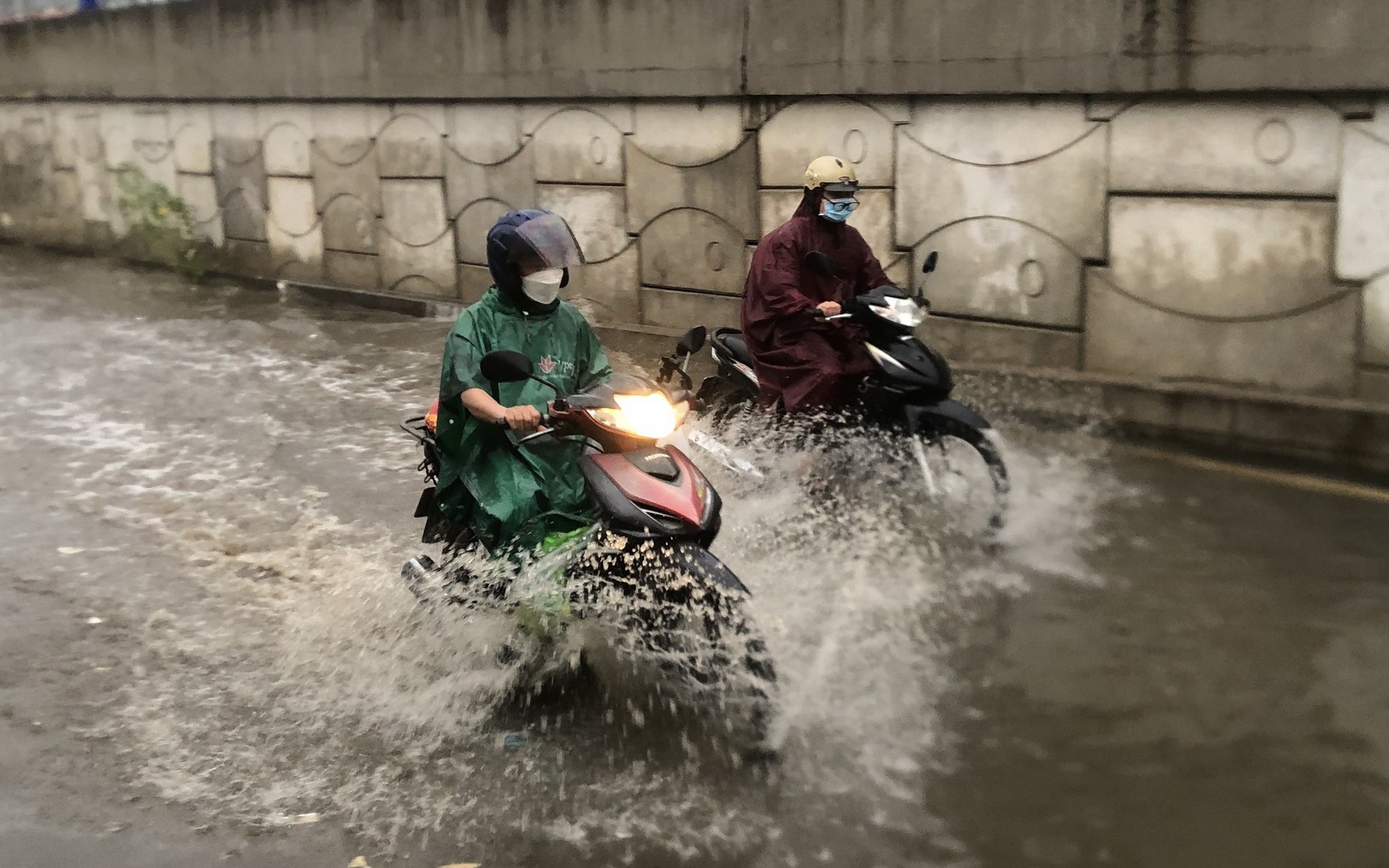 Mưa trắng trời, nhiều đoạn đường ở TP.HCM lại ngập nặng