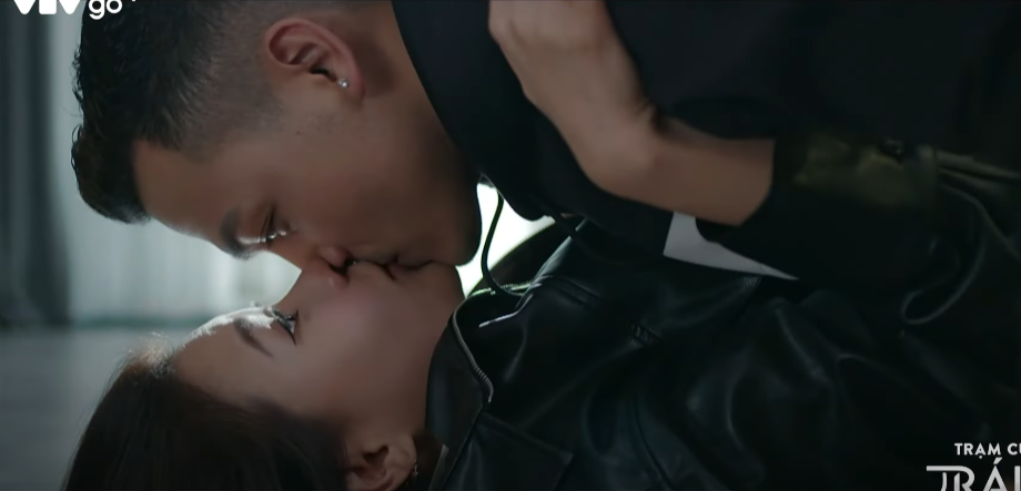 Mỹ Đ&igrave;nh v&agrave; Nam c&oacute; nụ h&ocirc;n bất ngờ.