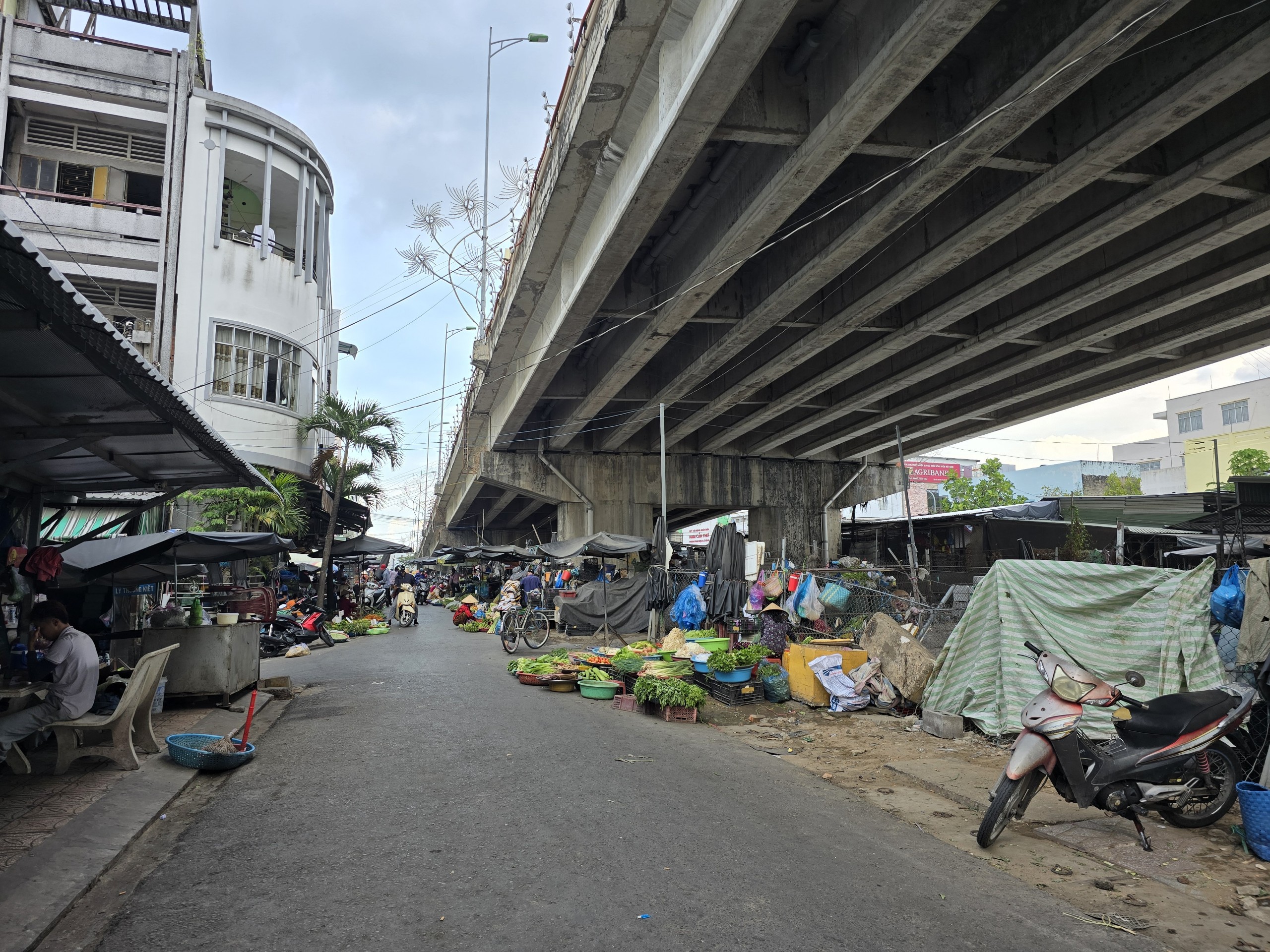 Cần Thơ c&oacute; cho ph&eacute;p mở b&atilde;i xe, x&oacute;a t&igrave;nh trạng nhếch nh&aacute;c dưới gầm cầu?- Ảnh 4.