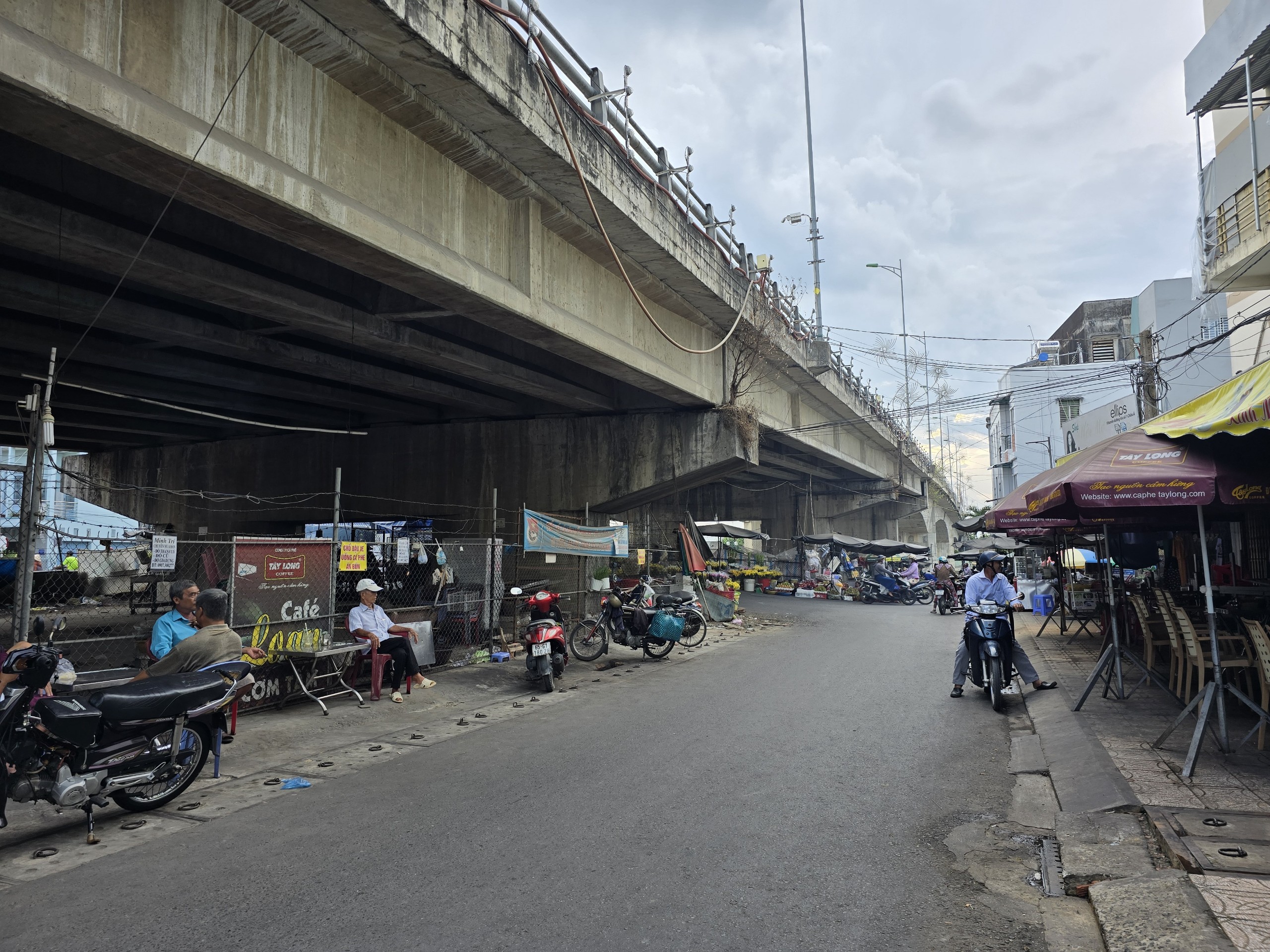 Cần Thơ c&oacute; cho ph&eacute;p mở b&atilde;i xe, x&oacute;a t&igrave;nh trạng nhếch nh&aacute;c dưới gầm cầu?- Ảnh 3.