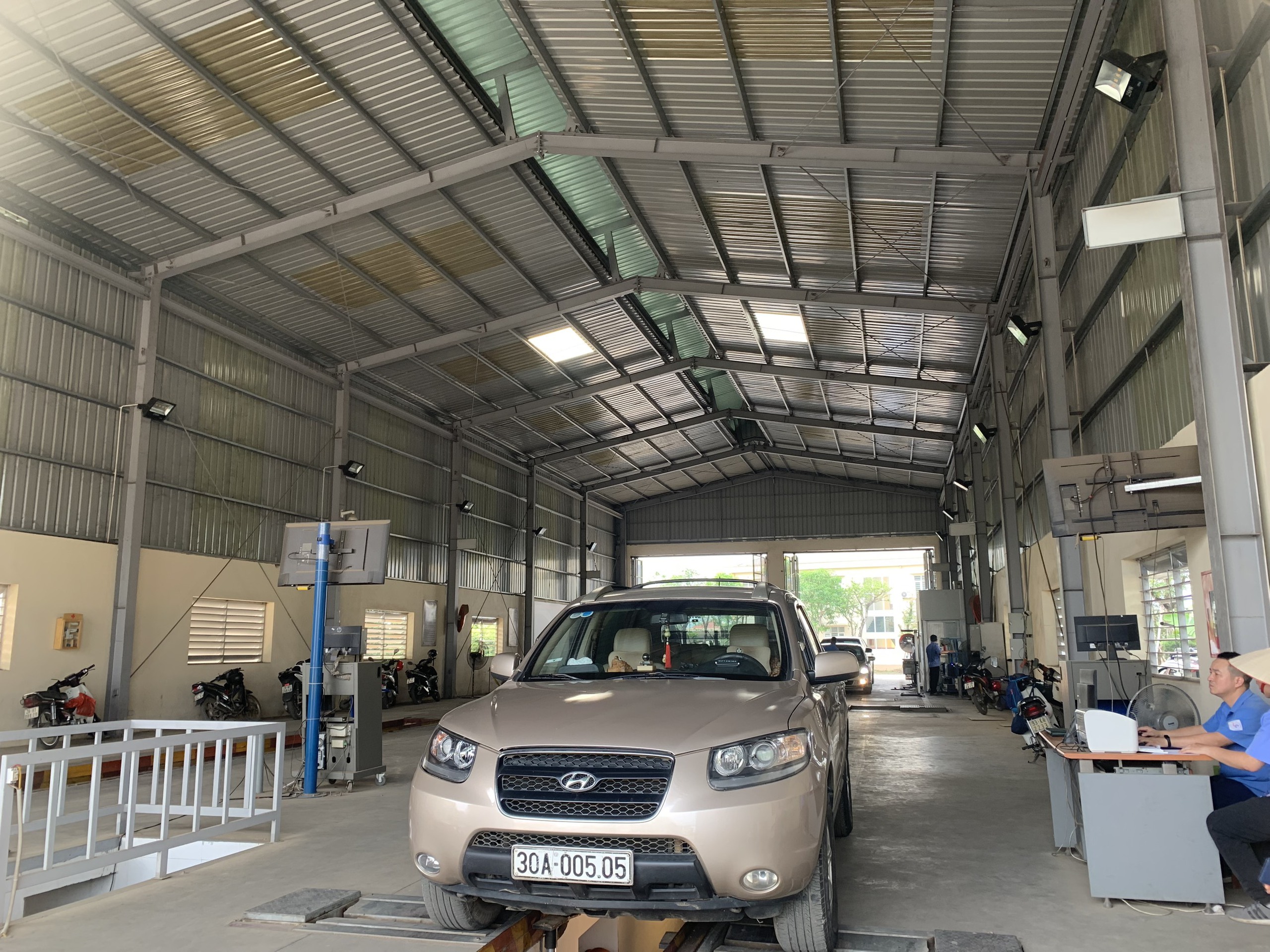 Ho&agrave; B&igrave;nh: Lo ngại trung t&acirc;m đăng kiểm phải đ&oacute;ng cửa, d&acirc;n đổ x&ocirc; đi kiểm định- Ảnh 8.
