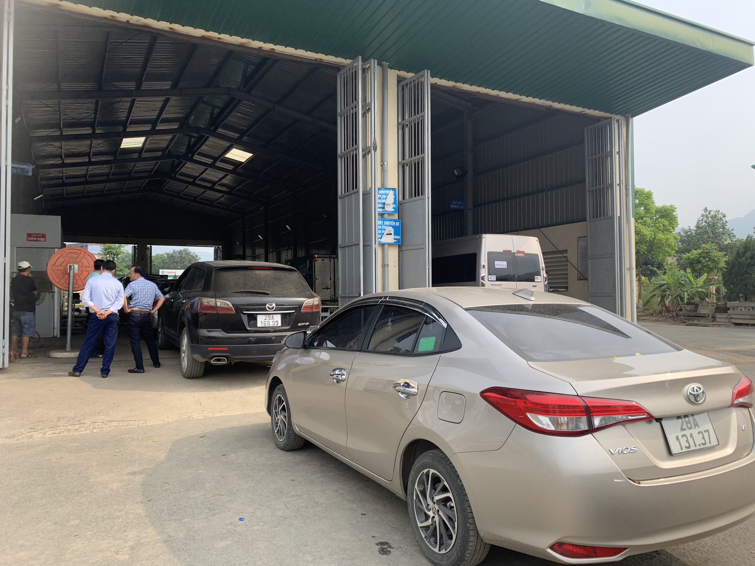Ho&agrave; B&igrave;nh: Lo ngại trung t&acirc;m đăng kiểm phải đ&oacute;ng cửa, d&acirc;n đổ x&ocirc; đi kiểm định- Ảnh 5.