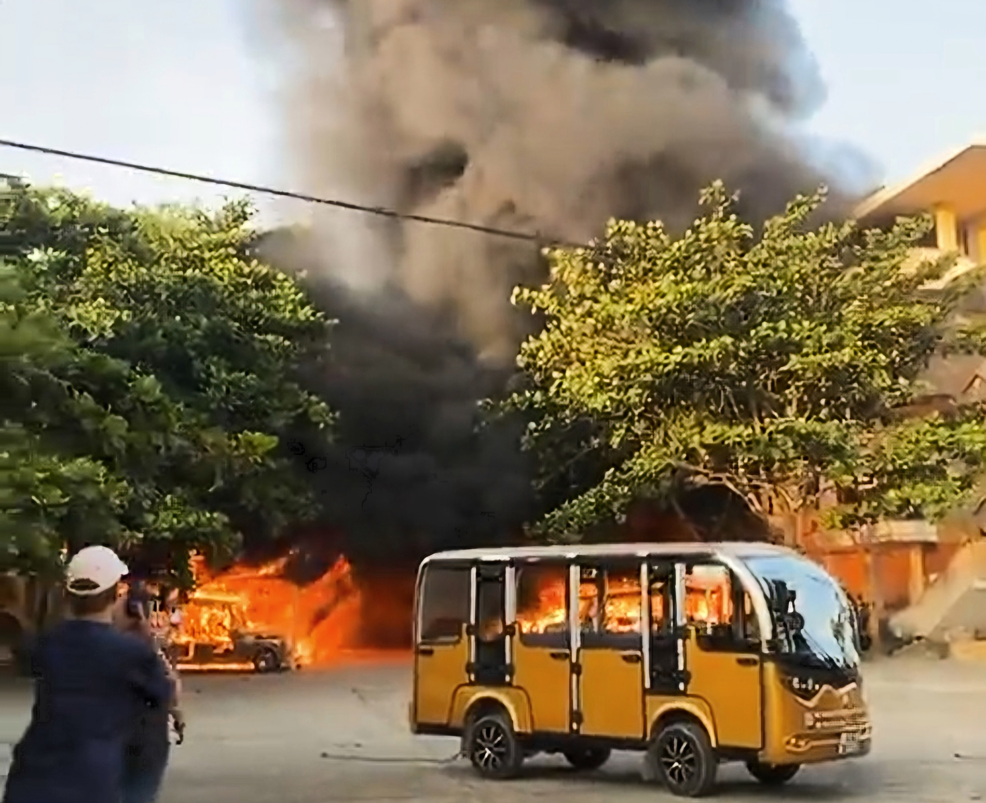 H&agrave;ng chục xe điện ch&aacute;y ng&ugrave;n ngụt trong s&acirc;n trường ở Hội An- Ảnh 1.