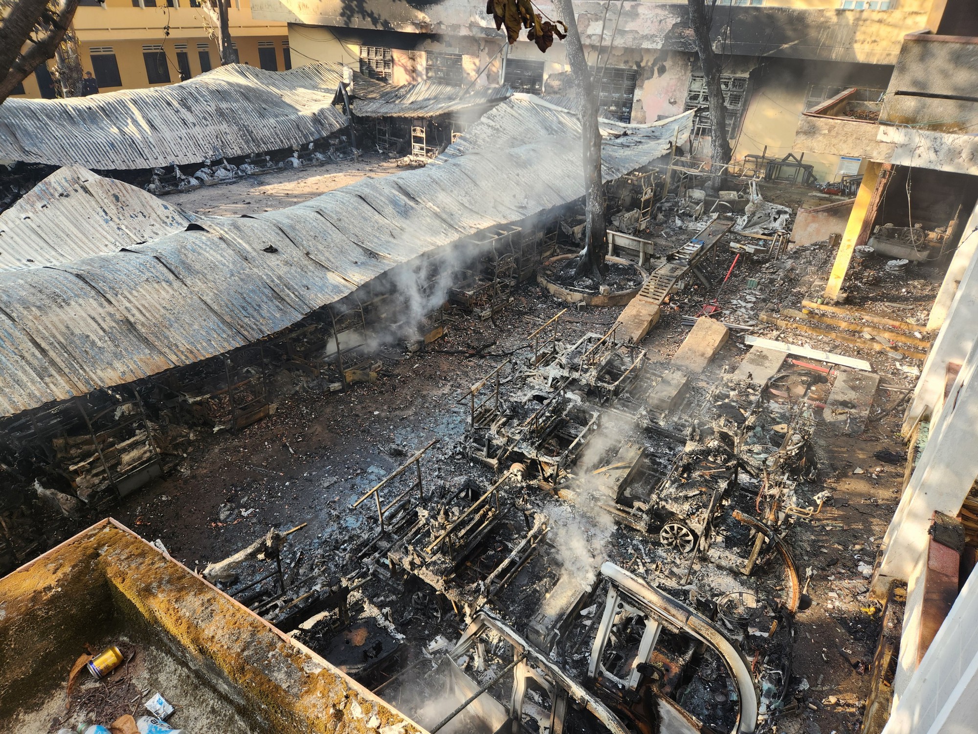 Cao đẳng Điện lực miền Trung l&ecirc;n tiếng về vụ ch&aacute;y h&agrave;ng chục xe điện trong s&acirc;n trường- Ảnh 1.