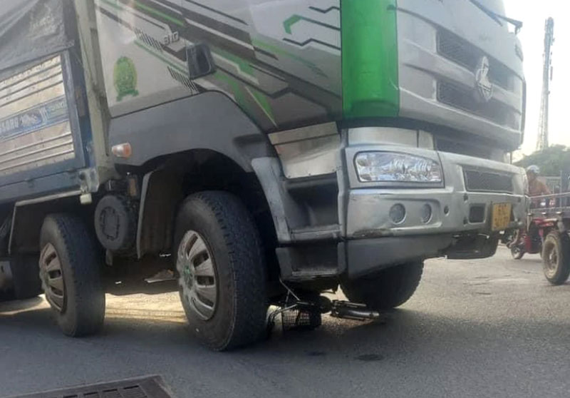 Chiếc xe đạp điện bị cuốn v&agrave;o gầm &ocirc; t&ocirc; tải.