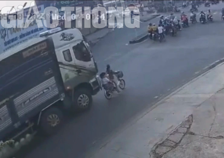 Xe tải va chạm xe đạp điện, b&eacute; g&aacute;i lớp 2 tử vong, b&agrave; bị thương nặng - Ảnh 1.