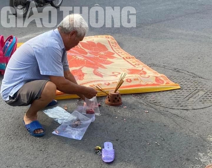 Xe tải va chạm xe đạp điện, b&eacute; g&aacute;i lớp 2 tử vong, b&agrave; bị thương nặng - Ảnh 2.