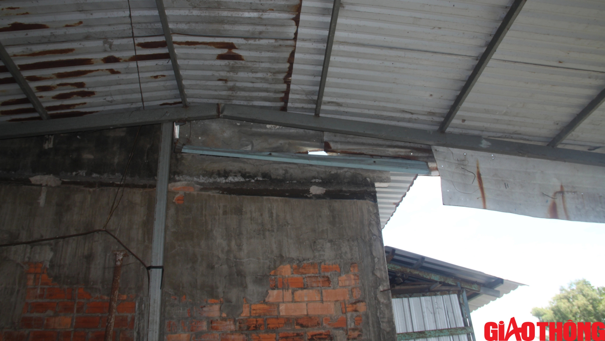 Sạt lở tuyến k&ecirc;nh x&aacute;ng Bạc Li&ecirc;u - C&agrave; Mau: Nh&agrave; ch&igrave;m nghỉm trong t&iacute;ch tắc- Ảnh 3.