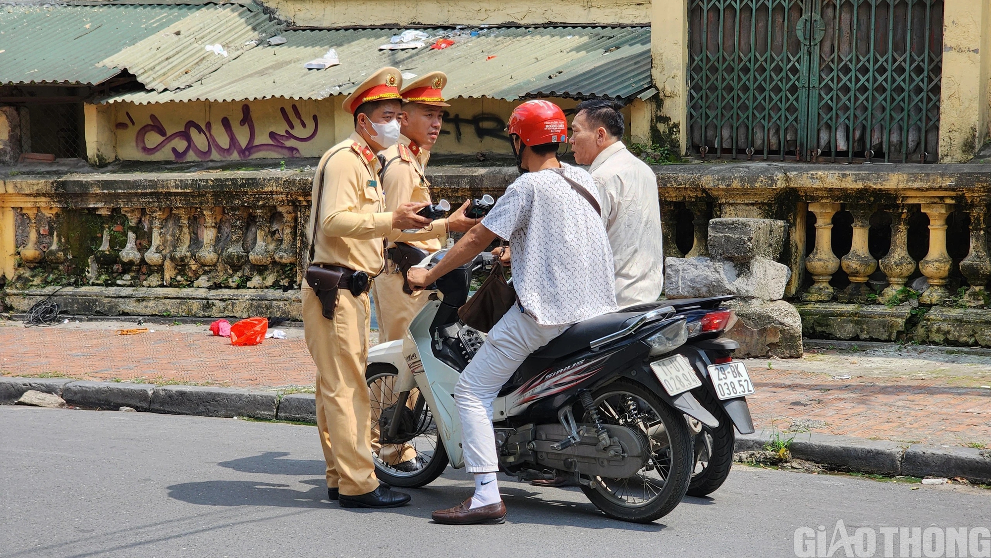 Vi phạm nồng độ cồn mức vượt khung, t&agrave;i xế dọa "phạt cao l&agrave; bỏ xe"- Ảnh 1.
