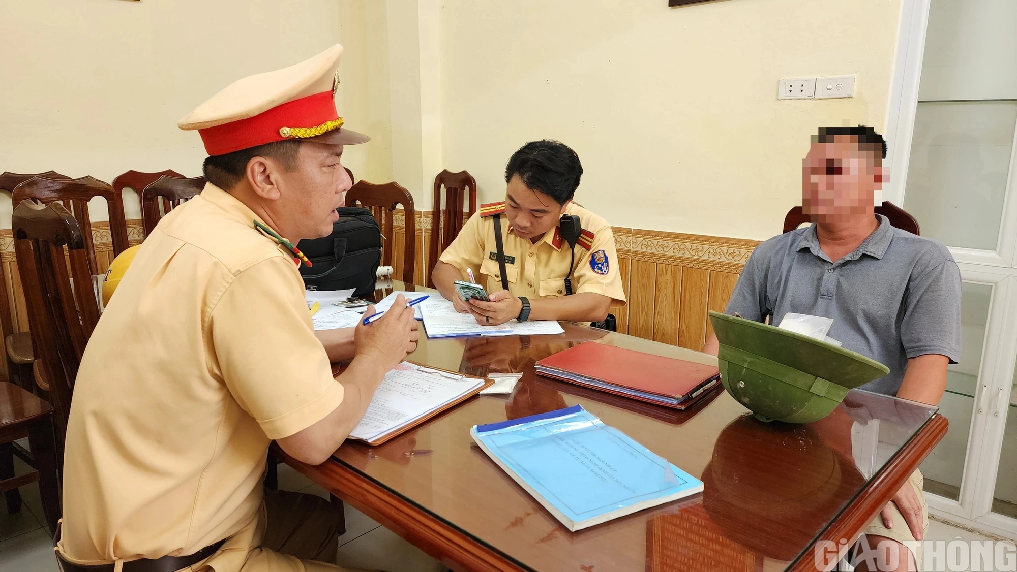 Vi phạm nồng độ cồn mức vượt khung, t&agrave;i xế dọa "phạt cao l&agrave; bỏ xe"- Ảnh 2.