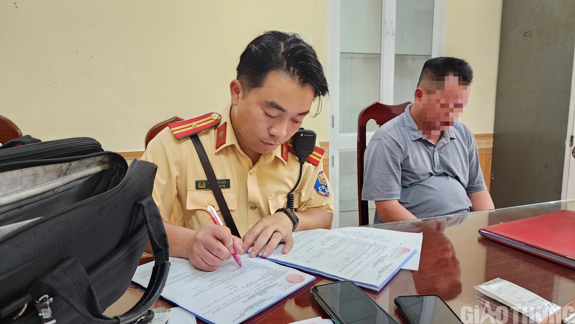 Vi phạm nồng độ cồn mức vượt khung, t&agrave;i xế dọa "phạt cao l&agrave; bỏ xe"- Ảnh 3.