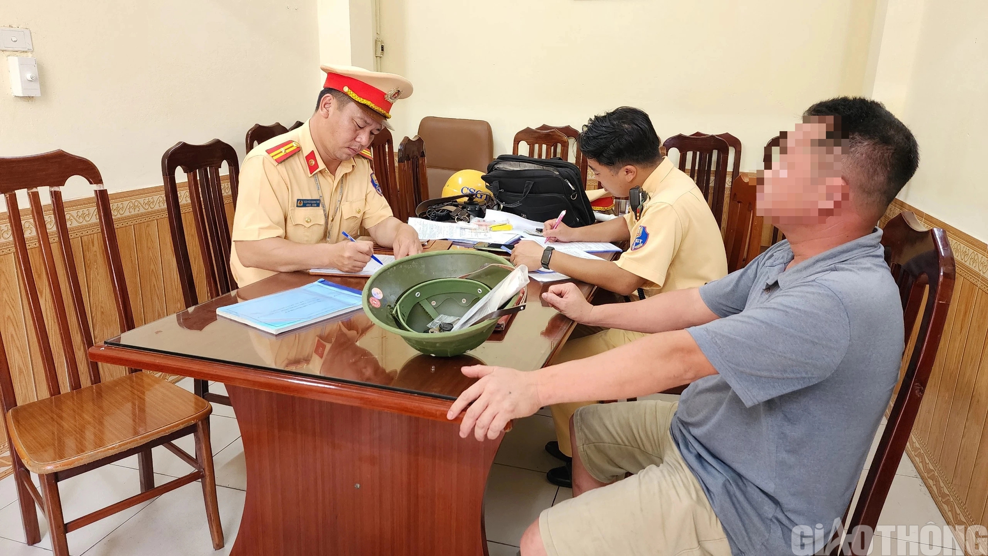 Vi phạm nồng độ cồn mức vượt khung, t&agrave;i xế dọa "phạt cao l&agrave; bỏ xe"- Ảnh 4.