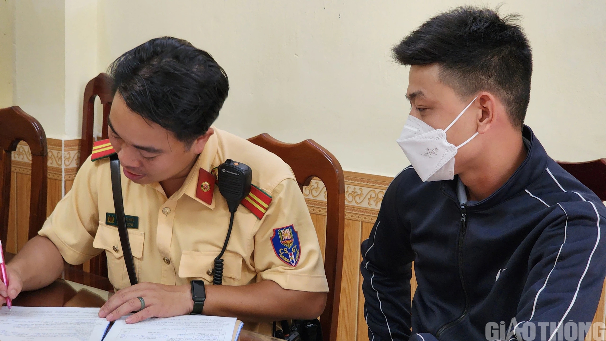 Vi phạm nồng độ cồn mức vượt khung, t&agrave;i xế dọa "phạt cao l&agrave; bỏ xe"- Ảnh 5.