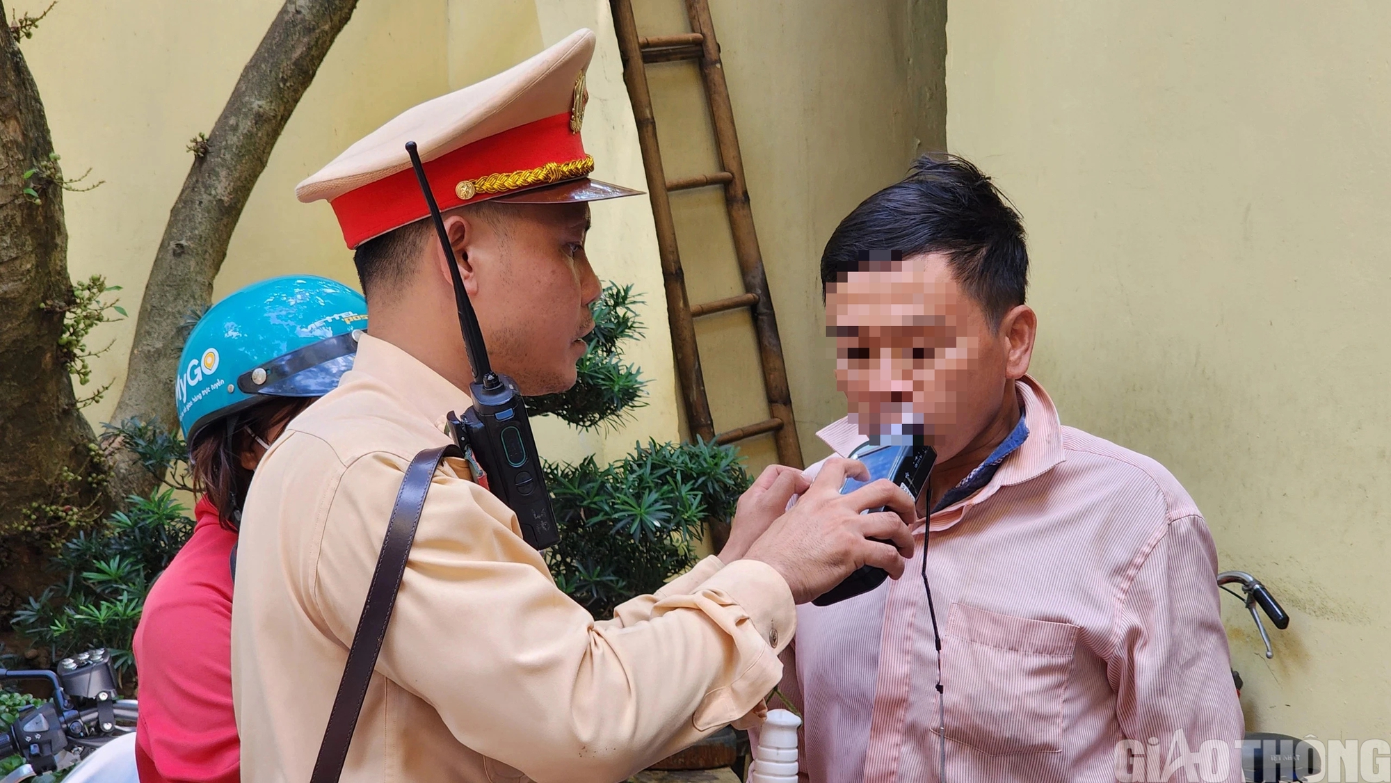 Vi phạm nồng độ cồn mức vượt khung, t&agrave;i xế dọa "phạt cao l&agrave; bỏ xe"- Ảnh 6.