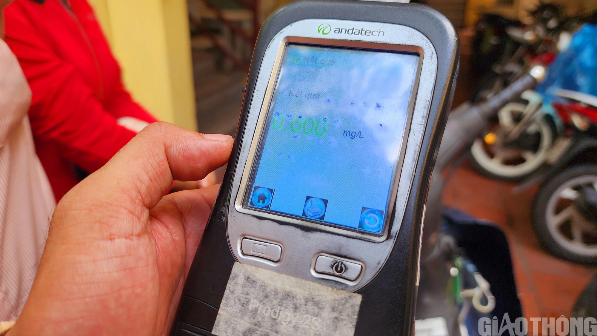 Vi phạm nồng độ cồn mức vượt khung, t&agrave;i xế dọa "phạt cao l&agrave; bỏ xe"- Ảnh 7.