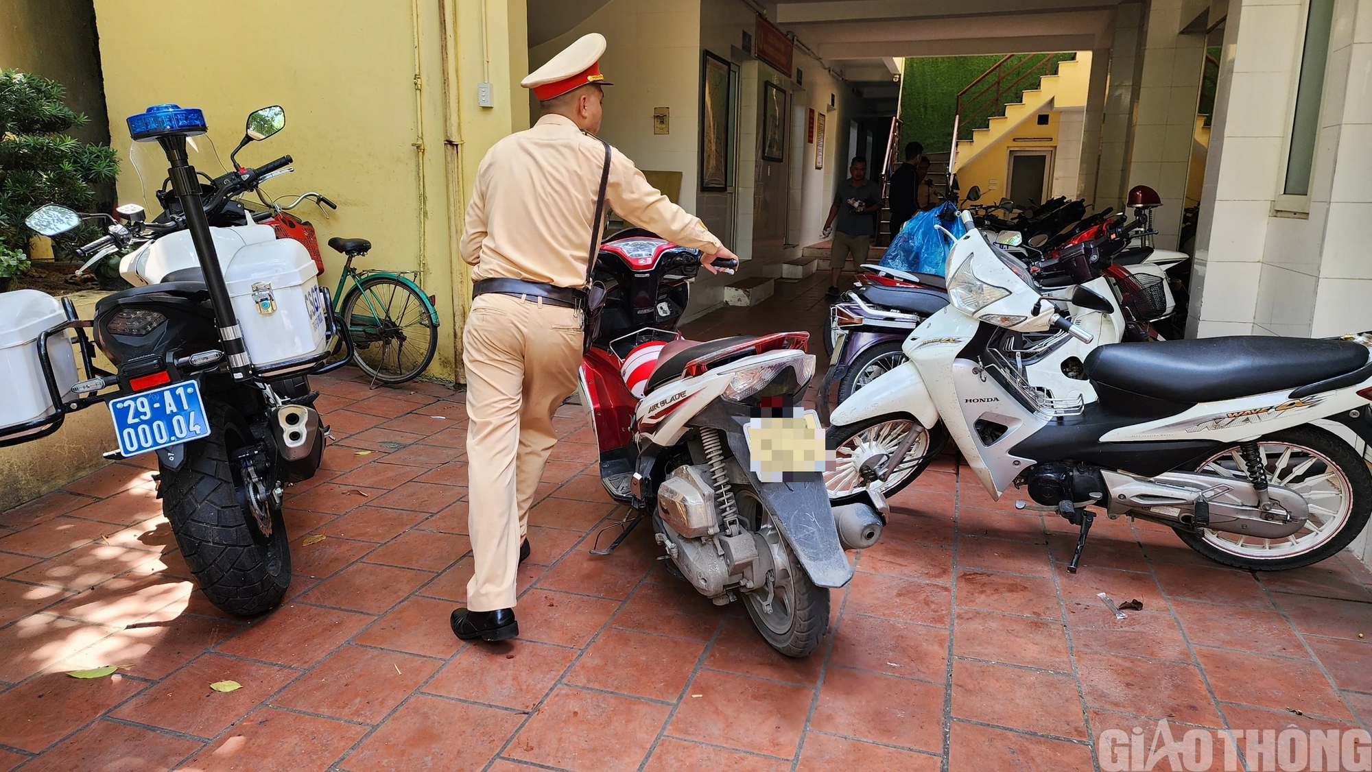 Vi phạm nồng độ cồn mức vượt khung, t&agrave;i xế dọa "phạt cao l&agrave; bỏ xe"- Ảnh 9.