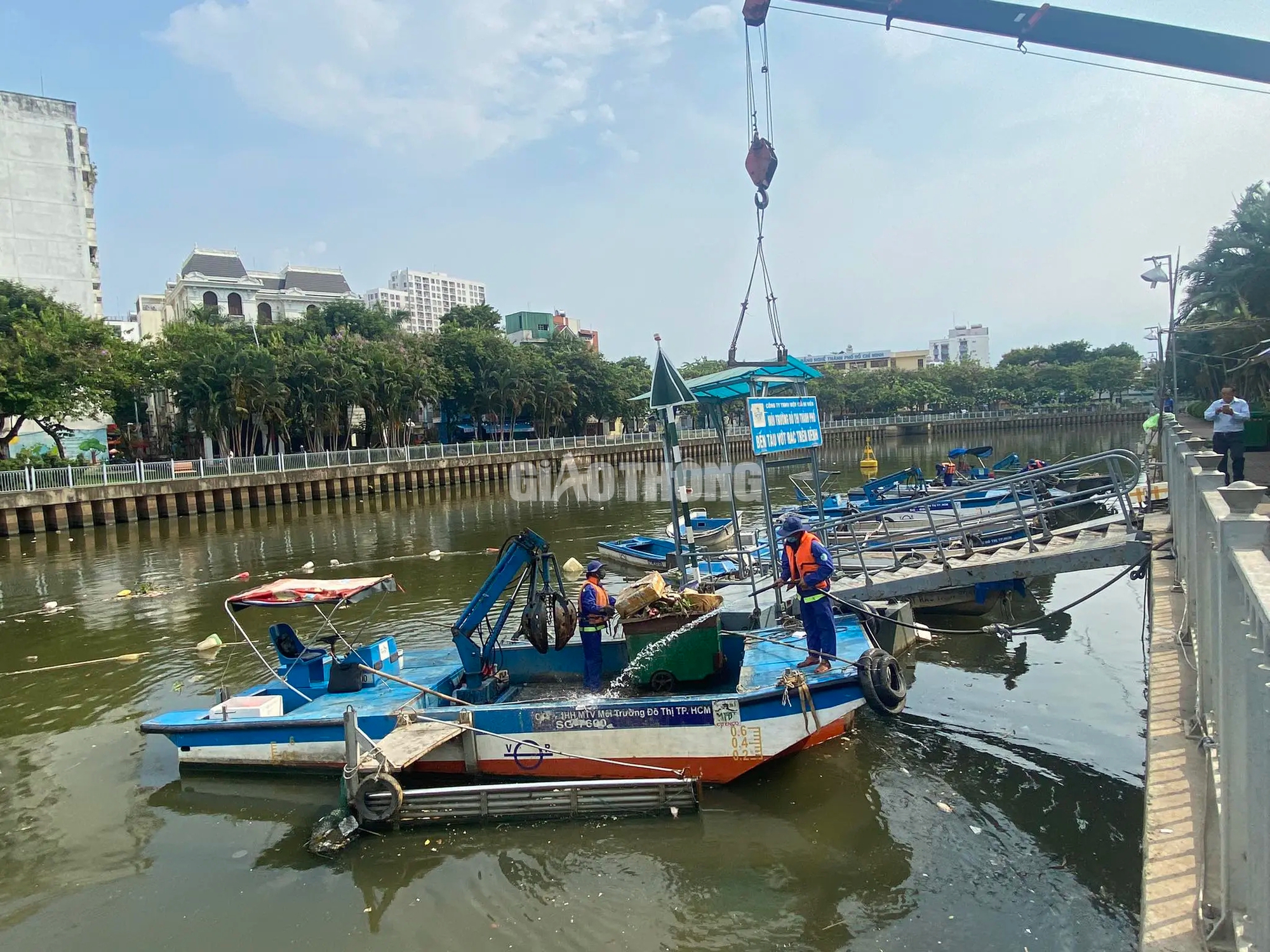 Khoảng 20 tấn c&aacute; chết tr&ecirc;n k&ecirc;nh Nhi&ecirc;u Lộc - Thị Ngh&egrave; sau trận mưa đầu m&ugrave;a- Ảnh 9.