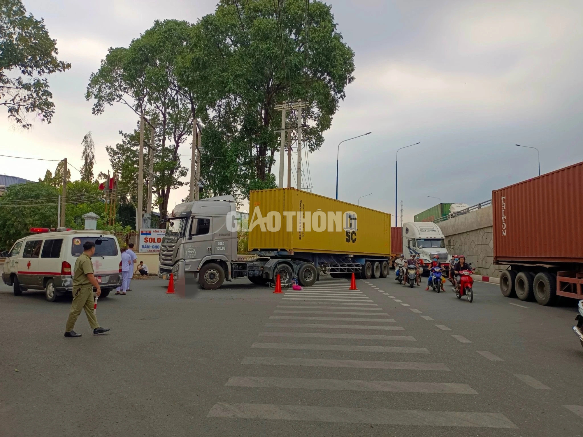 Xe container &ocirc;m cua v&agrave;o b&atilde;i va tr&uacute;ng xe đạp, một phụ nữ tử vong- Ảnh 1.