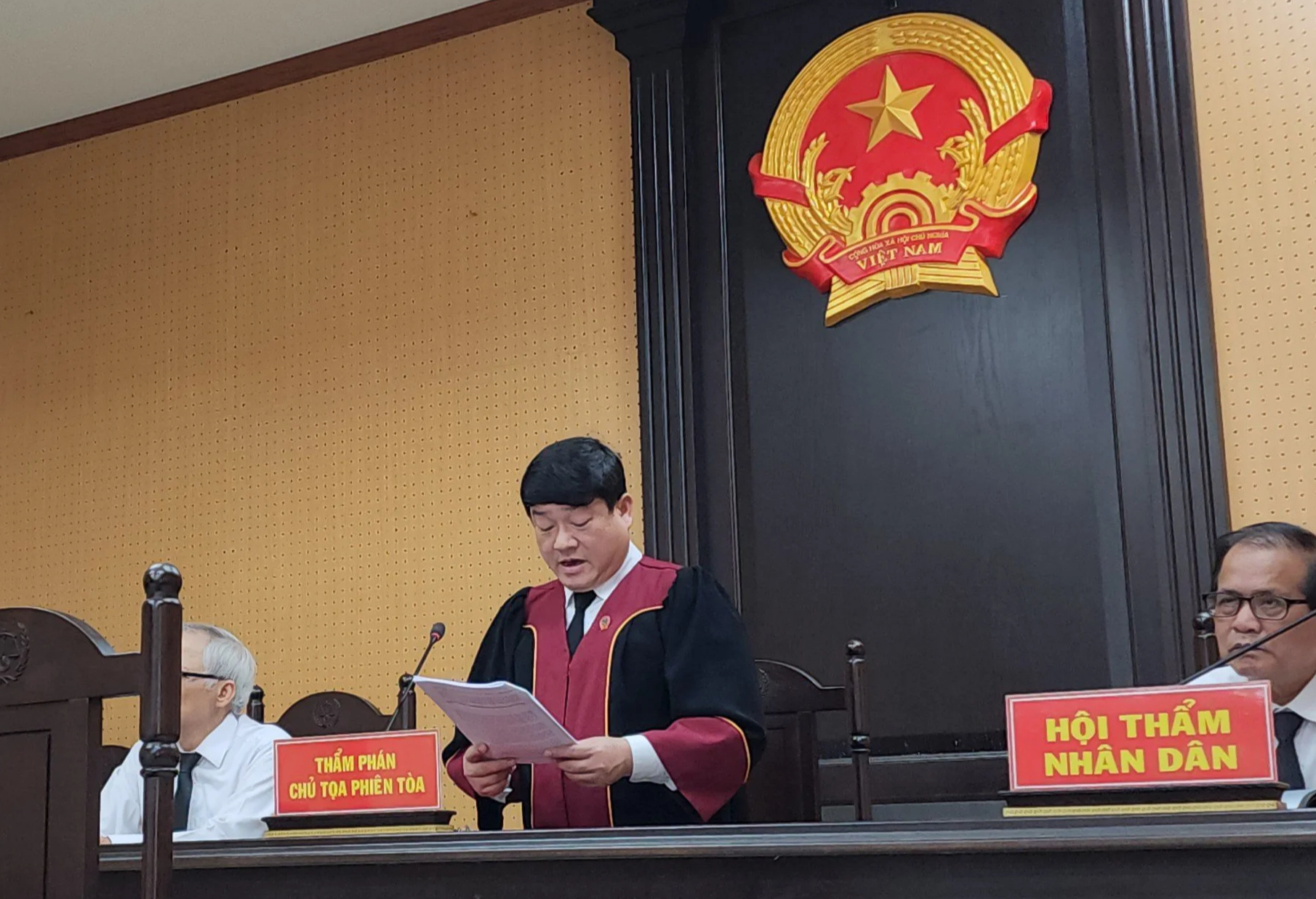 Cựu gi&aacute;m đốc trung t&acirc;m ph&aacute;p y nhận hối lộ bị tuy&ecirc;n phạt hơn 4 năm t&ugrave;- Ảnh 1.