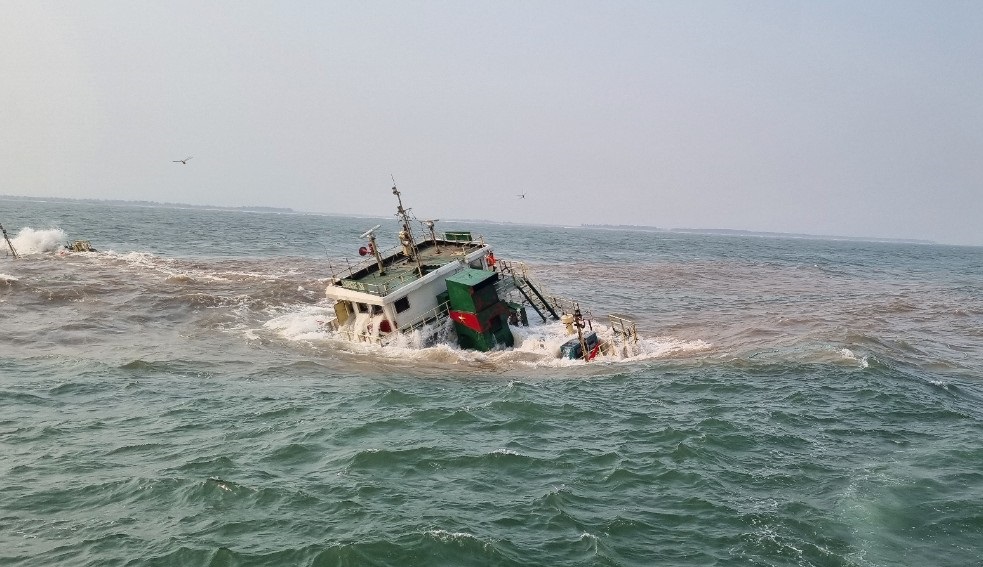 Nhiều t&agrave;u đắm th&agrave;nh chướng ngại vật nguy hiểm- Ảnh 1.