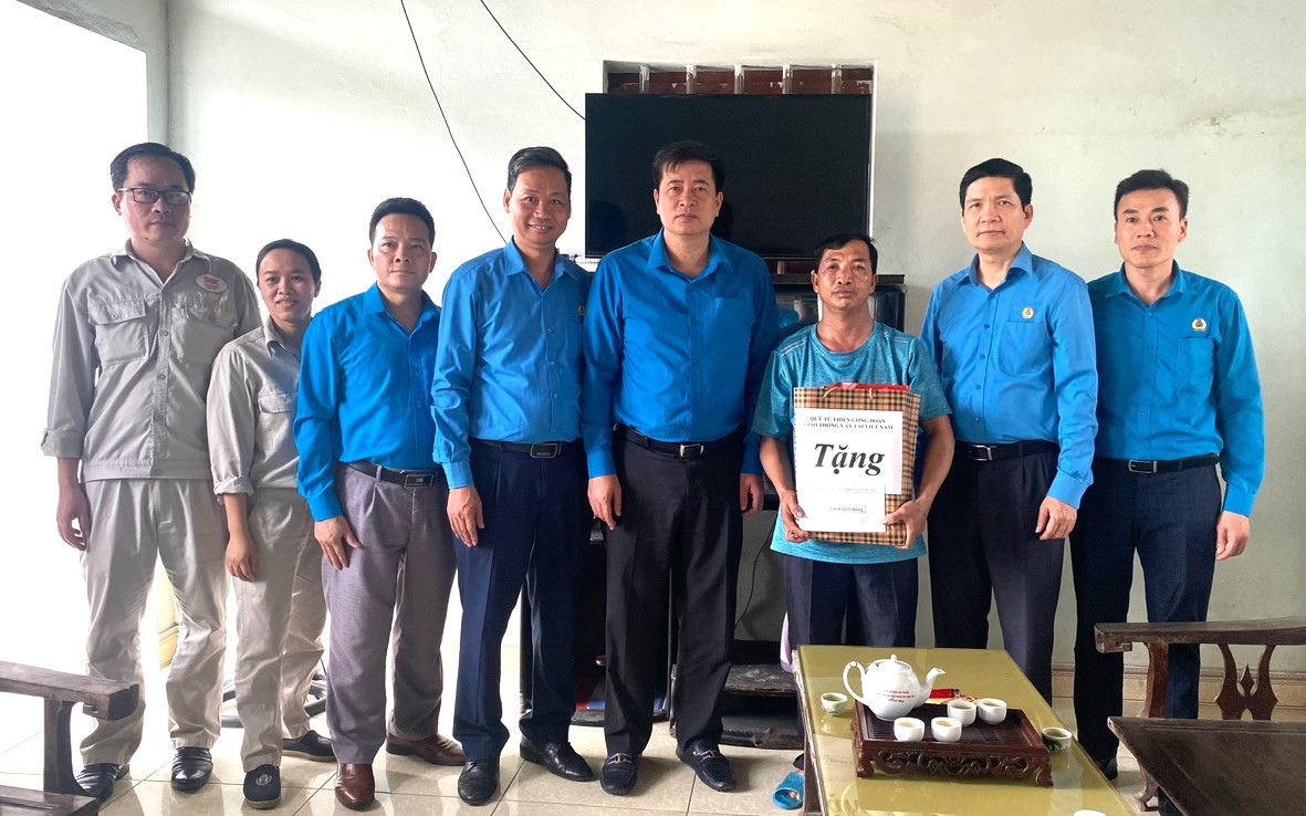 Hơn 130 triệu đồng hỗ trợ người lao động ng&agrave;nh đ&oacute;ng t&agrave;u gặp kh&oacute;