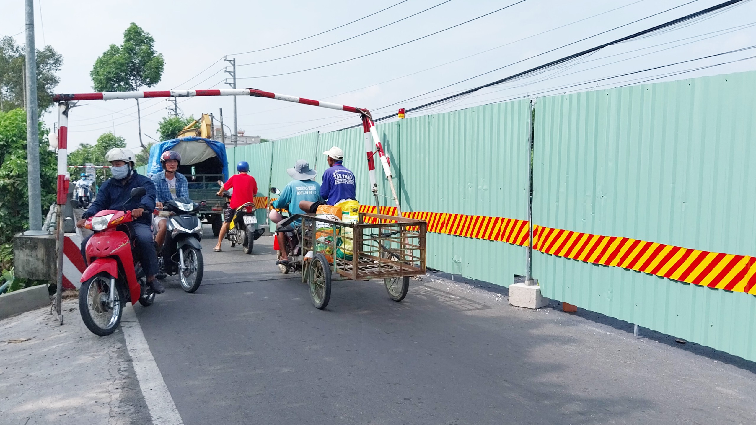 Đồng Th&aacute;p: &Ocirc; t&ocirc;, xe ba g&aacute;c v&ocirc; tư qua cầu C&aacute;i B&egrave; đang thi c&ocirc;ng, bất chấp biển cấm- Ảnh 1.
