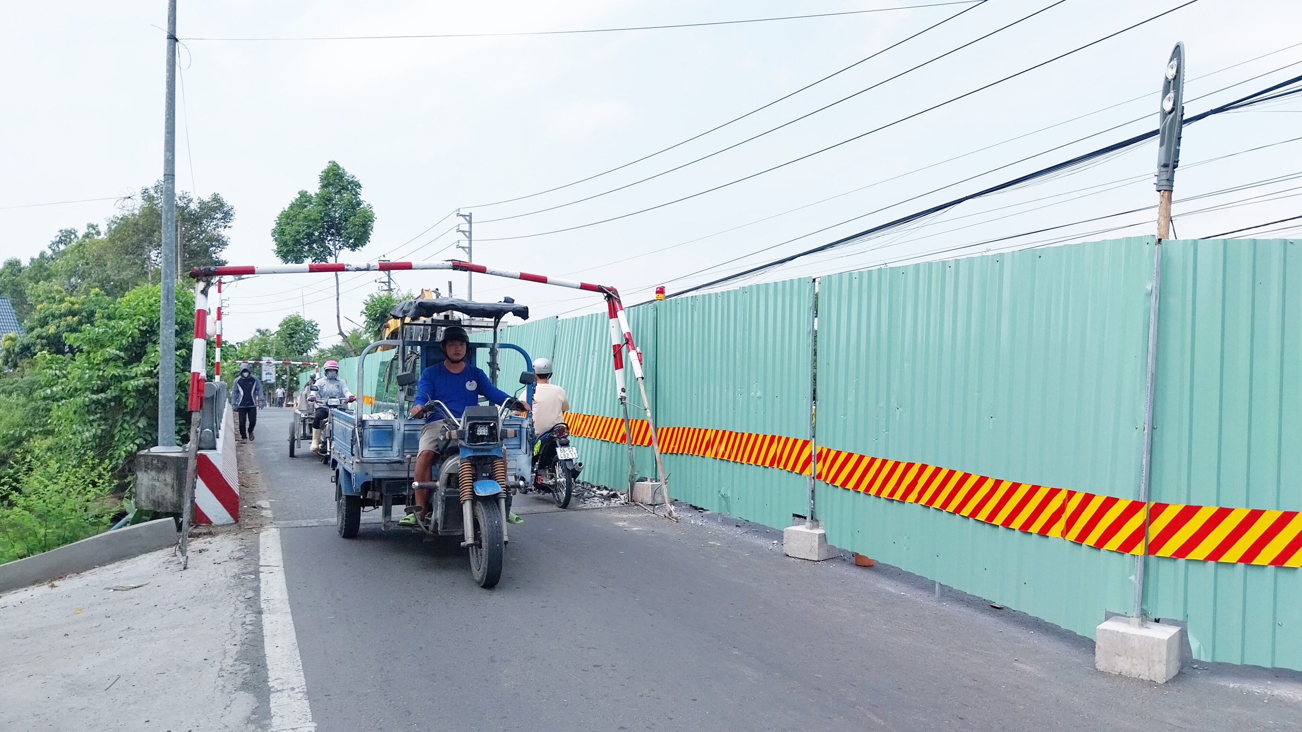 Đồng Th&aacute;p: &Ocirc; t&ocirc;, xe ba g&aacute;c v&ocirc; tư qua cầu C&aacute;i B&egrave; đang thi c&ocirc;ng, bất chấp biển cấm- Ảnh 2.