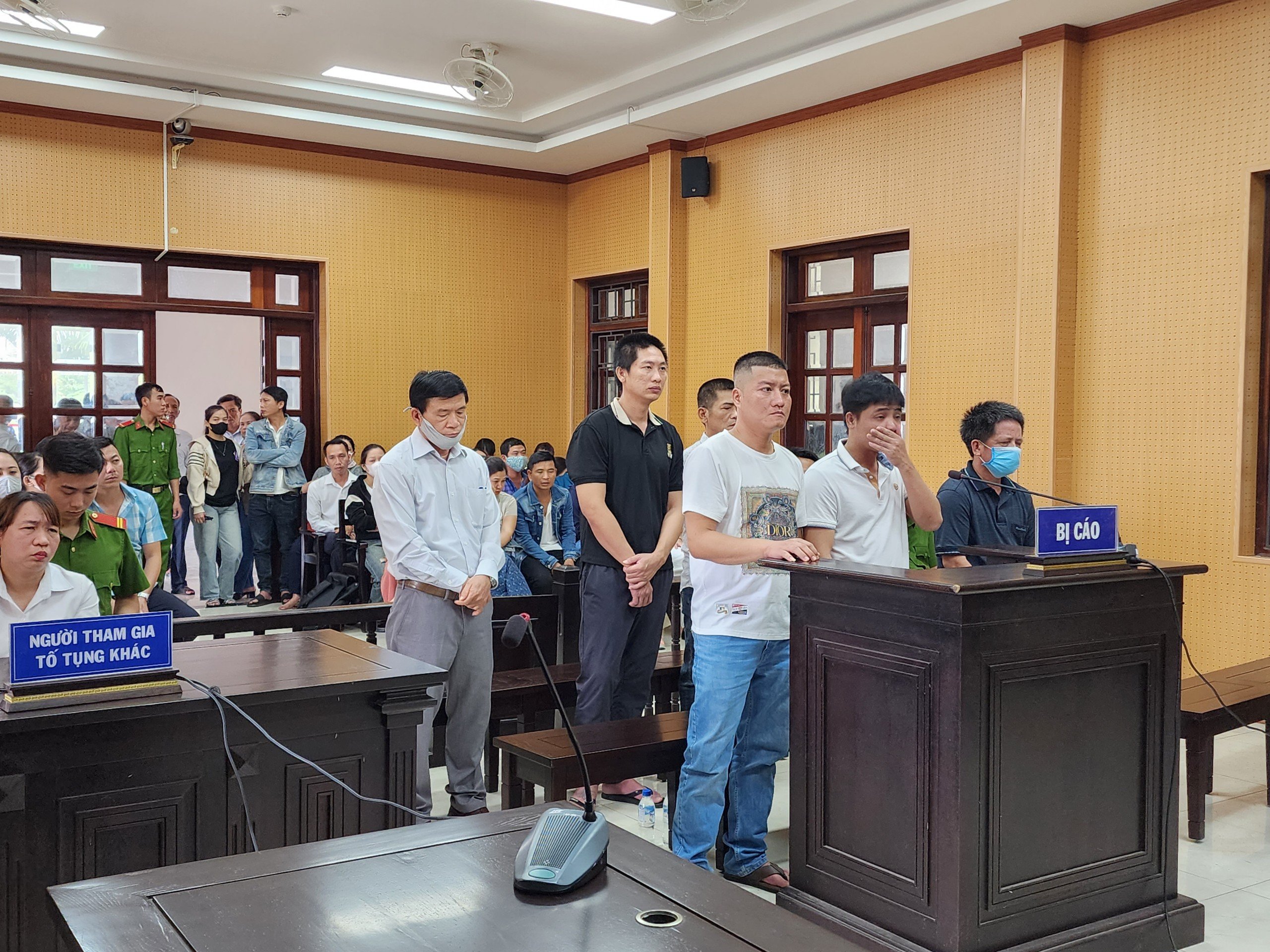 Cựu gi&aacute;m đốc trung t&acirc;m ph&aacute;p y nhận hối lộ bị tuy&ecirc;n phạt hơn 4 năm t&ugrave;- Ảnh 2.