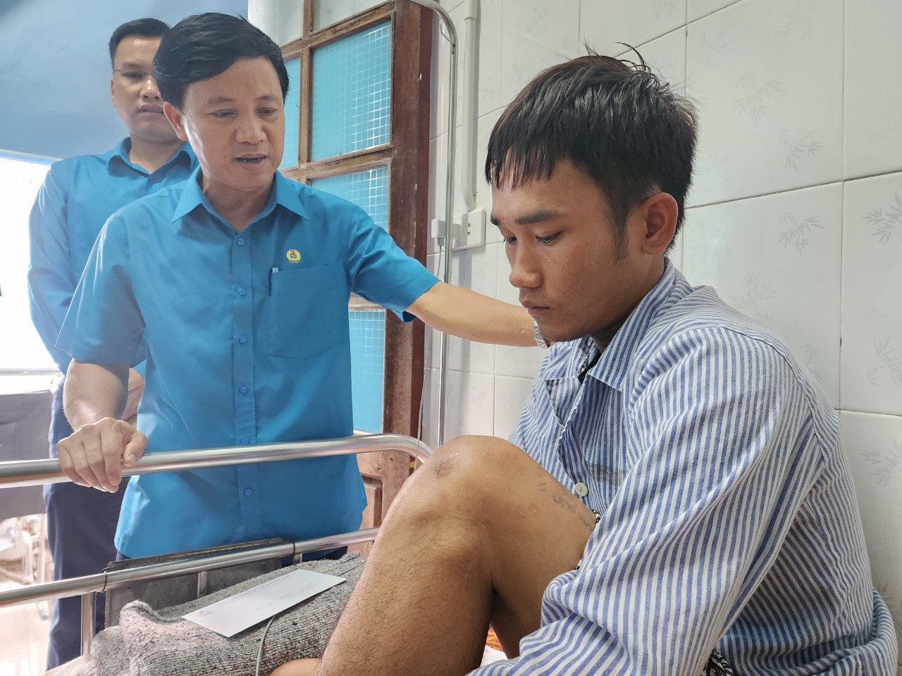 Sức khỏe 4 c&ocirc;ng nh&acirc;n sau sự cố sạt lở l&aacute;n trại ở H&agrave; Tĩnh ra sao?- Ảnh 2.