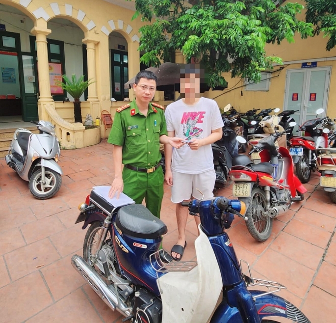 Để qu&ecirc;n xe m&aacute;y 1 th&aacute;ng ở ngo&agrave;i đường, thanh ni&ecirc;n bất ngờ được nhận lại- Ảnh 1.
