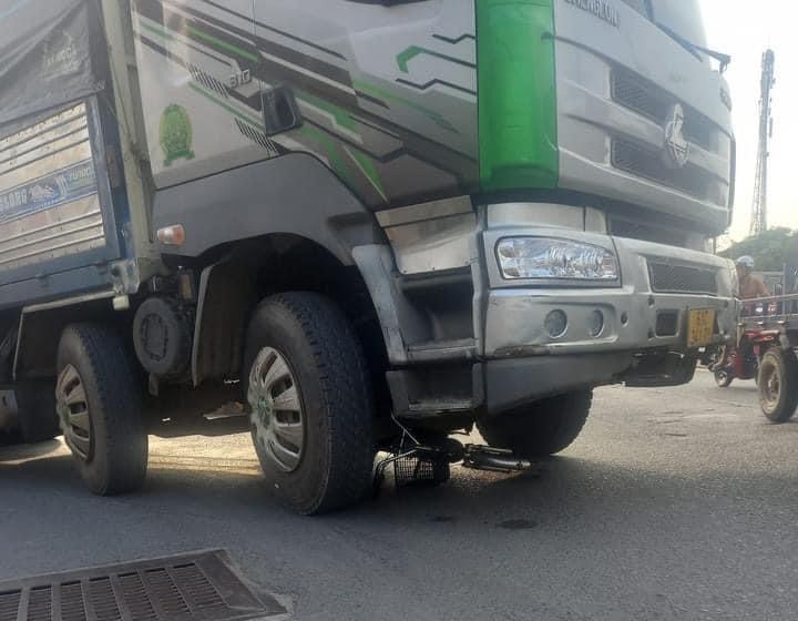 Xe tải va chạm xe đạp điện, b&eacute; g&aacute;i lớp 2 tử vong, b&agrave; bị thương nặng - Ảnh 3.