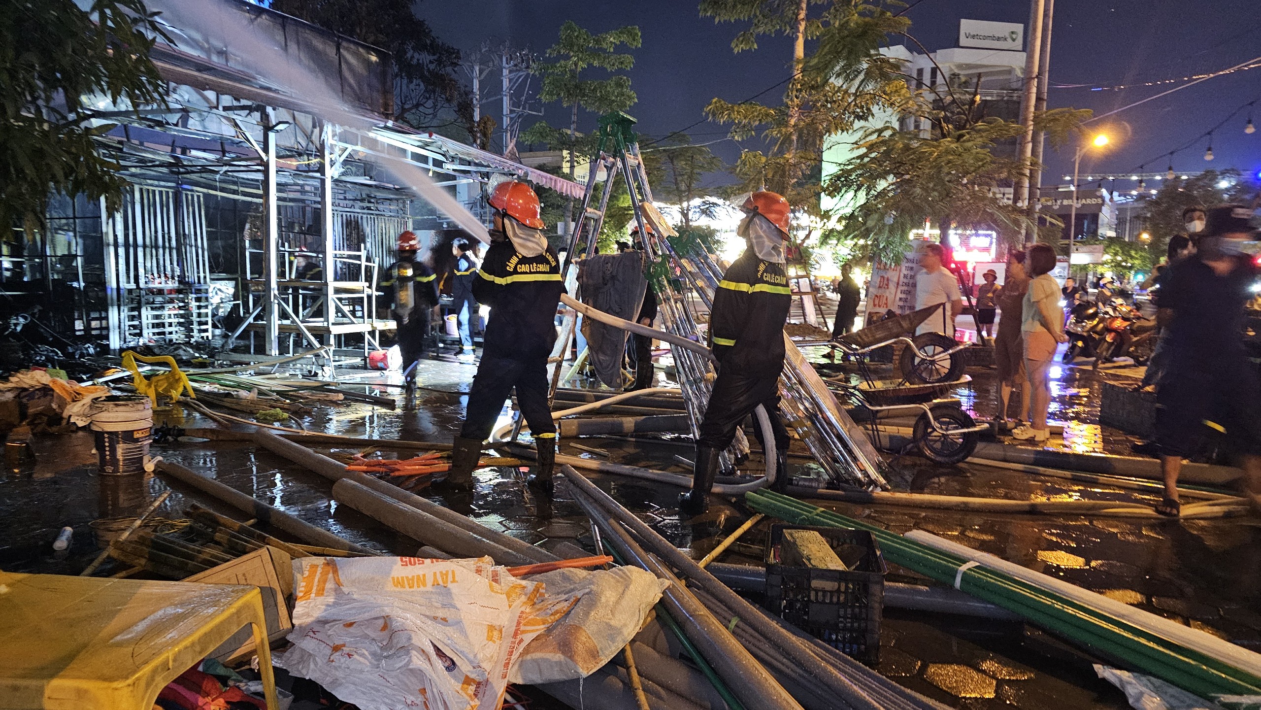 Hải Ph&ograve;ng: Ch&aacute;y lớn tại 4 cửa h&agrave;ng tr&ecirc;n đường V&otilde; Nguy&ecirc;n Gi&aacute;p- Ảnh 2.