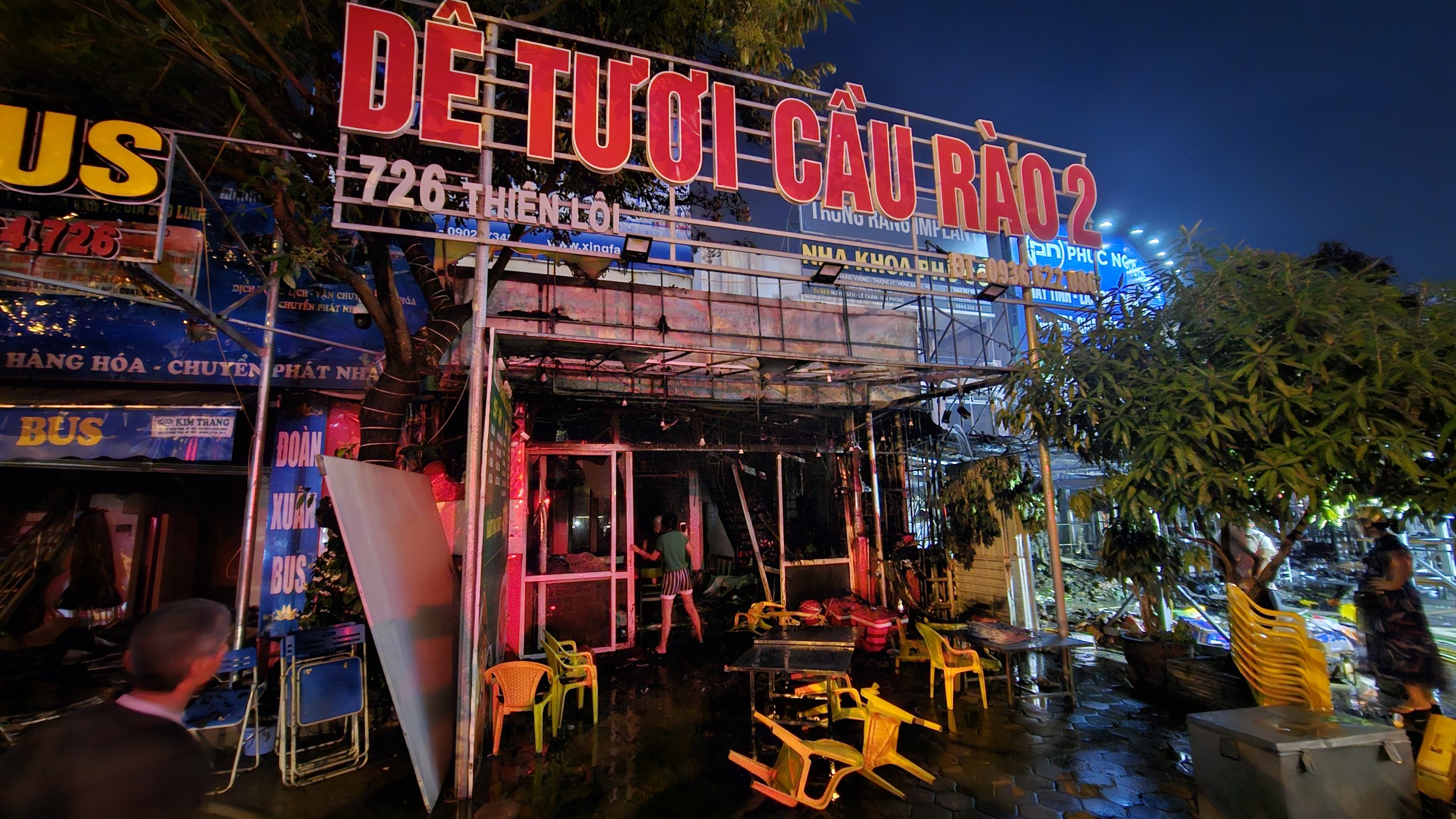 Hải Ph&ograve;ng: Ch&aacute;y lớn tại 4 cửa h&agrave;ng tr&ecirc;n đường V&otilde; Nguy&ecirc;n Gi&aacute;p- Ảnh 1.