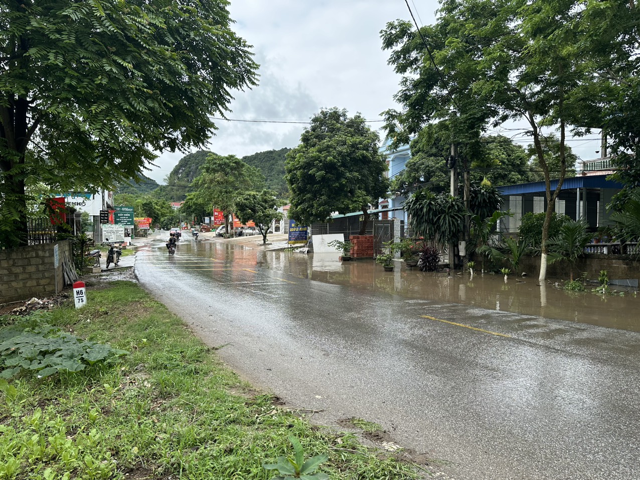 CSGT Tuy&ecirc;n Quang ph&acirc;n luồng đảm bảo ATGT tại c&aacute;c điểm ngập &uacute;ng tr&ecirc;n QL2C- Ảnh 1.