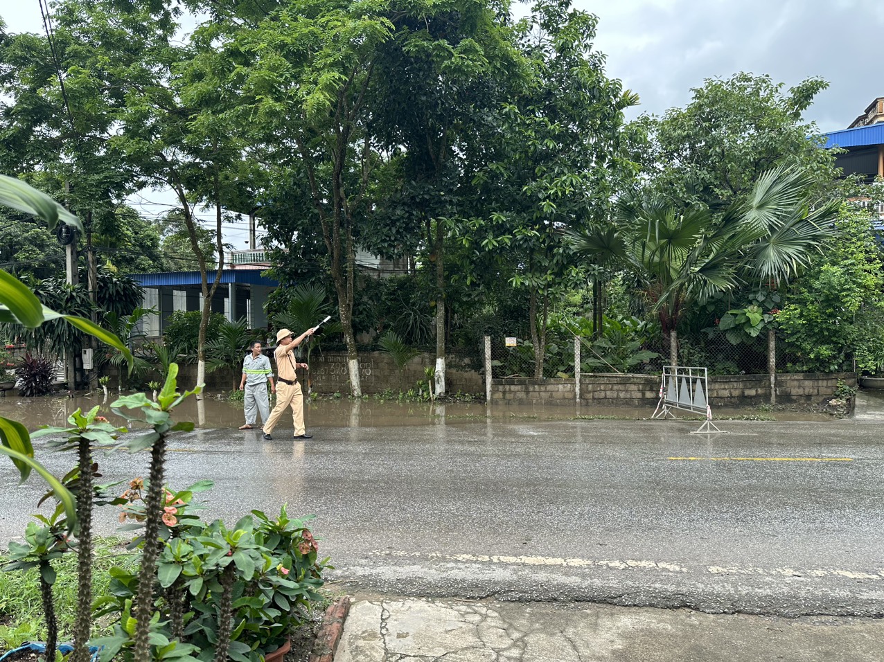 CSGT Tuy&ecirc;n Quang ph&acirc;n luồng đảm bảo ATGT tại c&aacute;c điểm ngập &uacute;ng tr&ecirc;n QL2C- Ảnh 2.