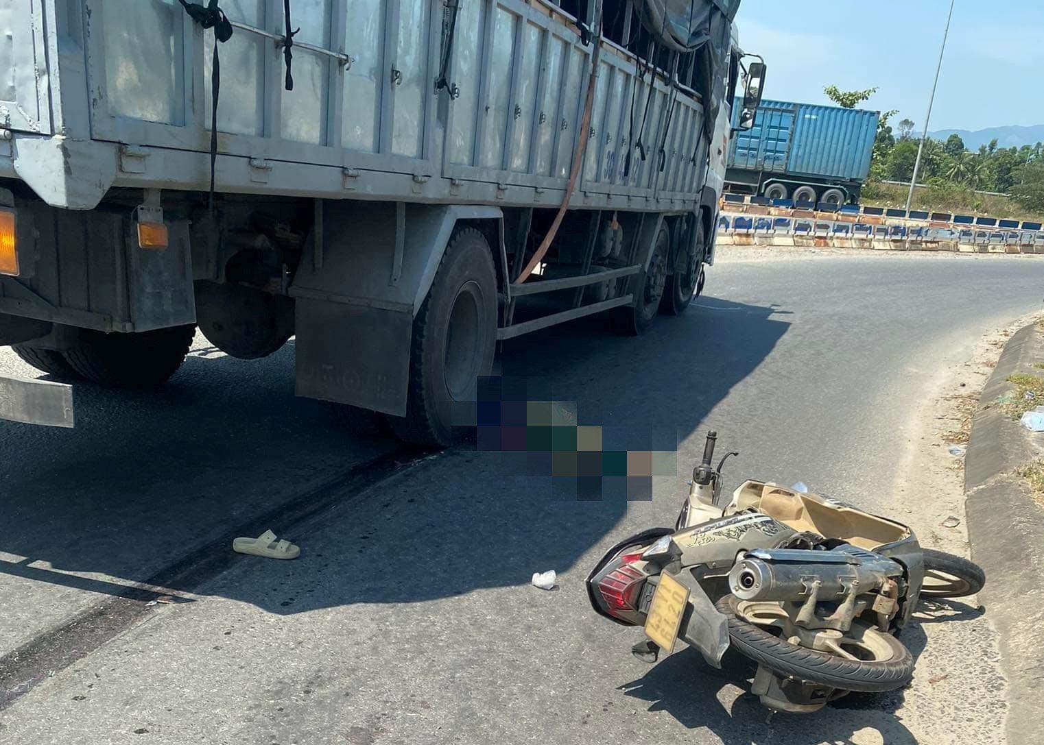 Va chạm &ocirc; t&ocirc; tải ở n&uacute;t giao, người phụ nữ đi xe m&aacute;y tử vong tại chỗ- Ảnh 1.