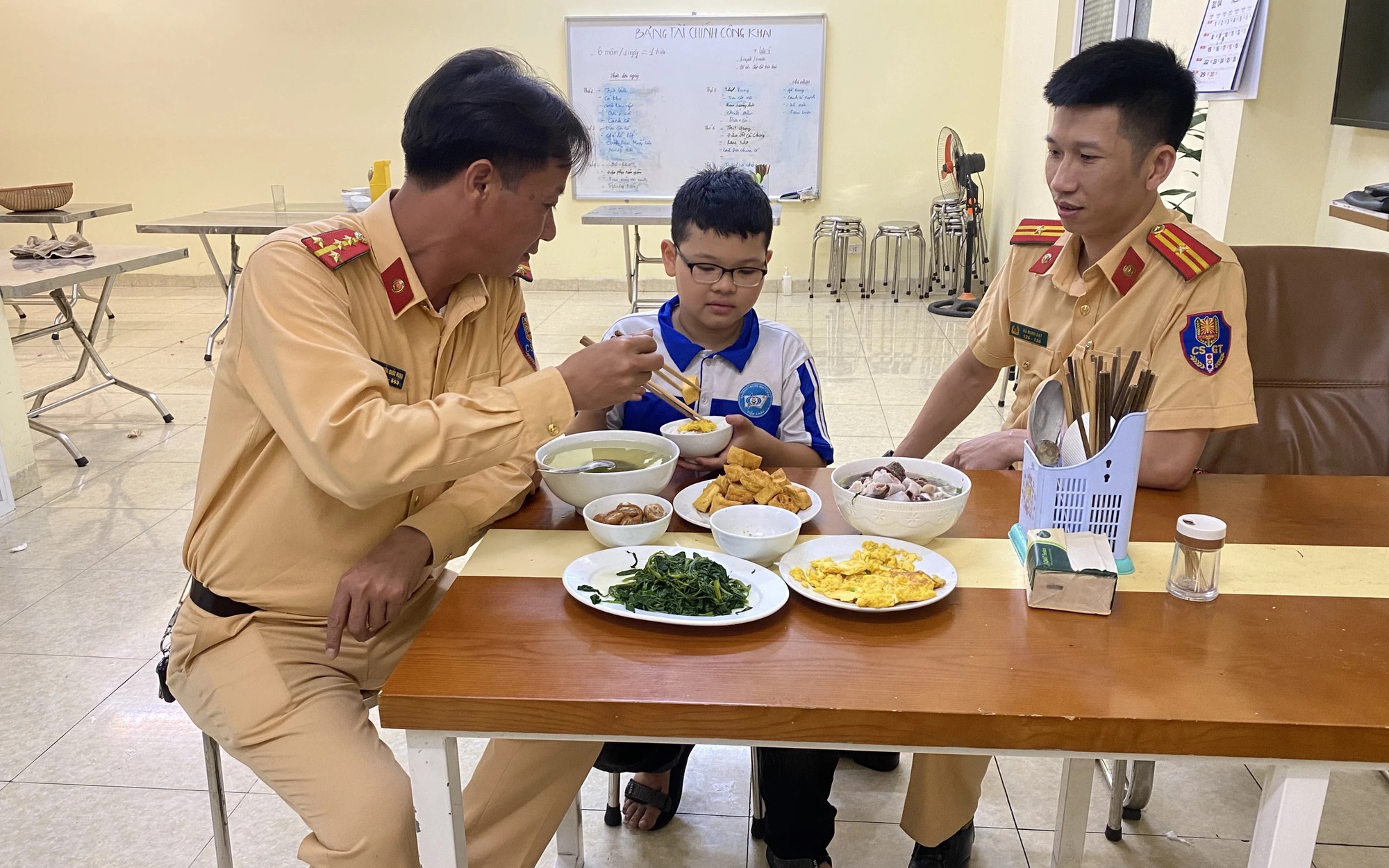 CSGT gi&uacute;p đỡ b&eacute; trai 12 tuổi đi lạc từ Vĩnh Ph&uacute;c xuống H&agrave; Nội