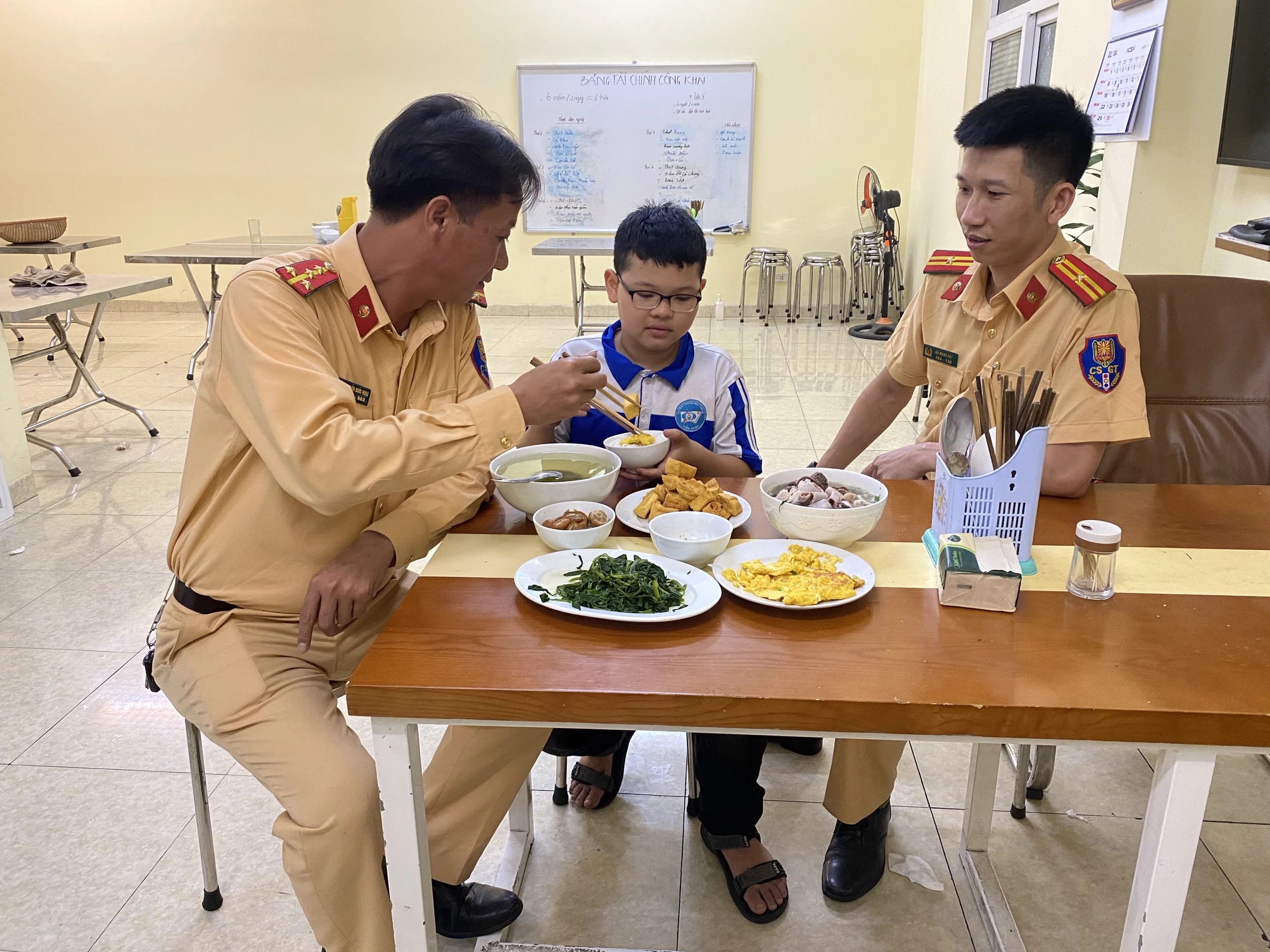 CSGT gi&uacute;p đỡ b&eacute; trai 12 tuổi đi lạc từ Vĩnh Ph&uacute;c xuống H&agrave; Nội- Ảnh 2.