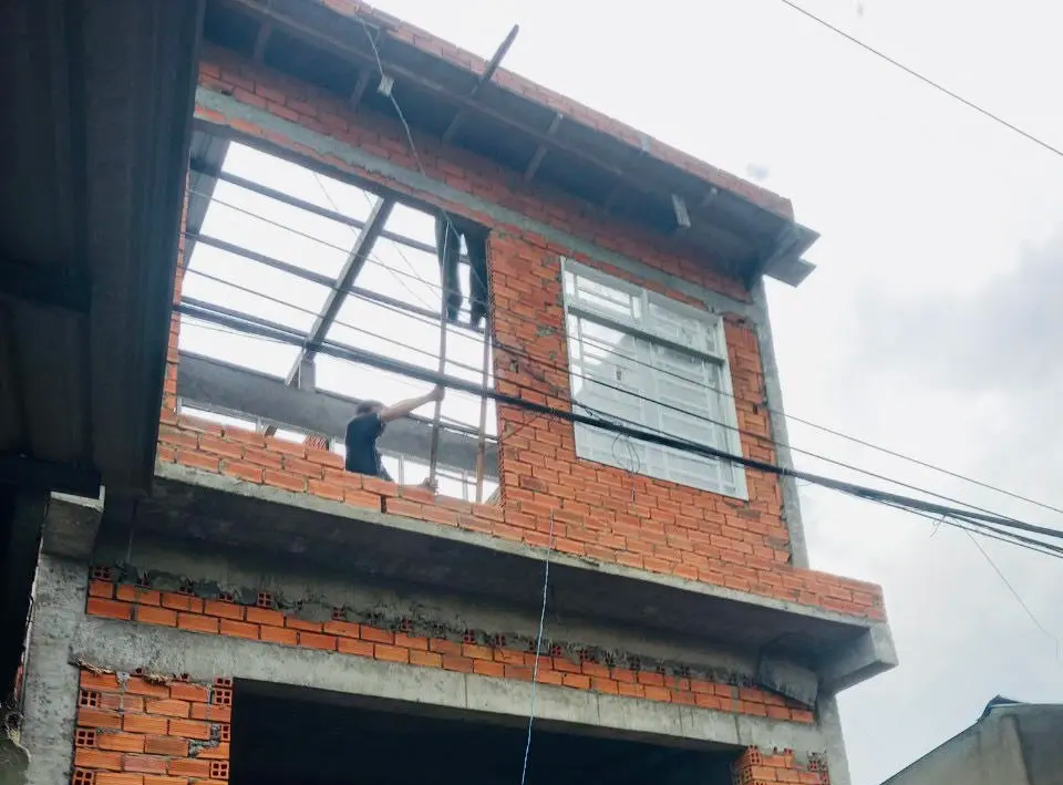 Vung thước nh&ocirc;m tr&uacute;ng d&acirc;y điện cao thế, 1 thợ x&acirc;y bị điện giật tử vong- Ảnh 1.